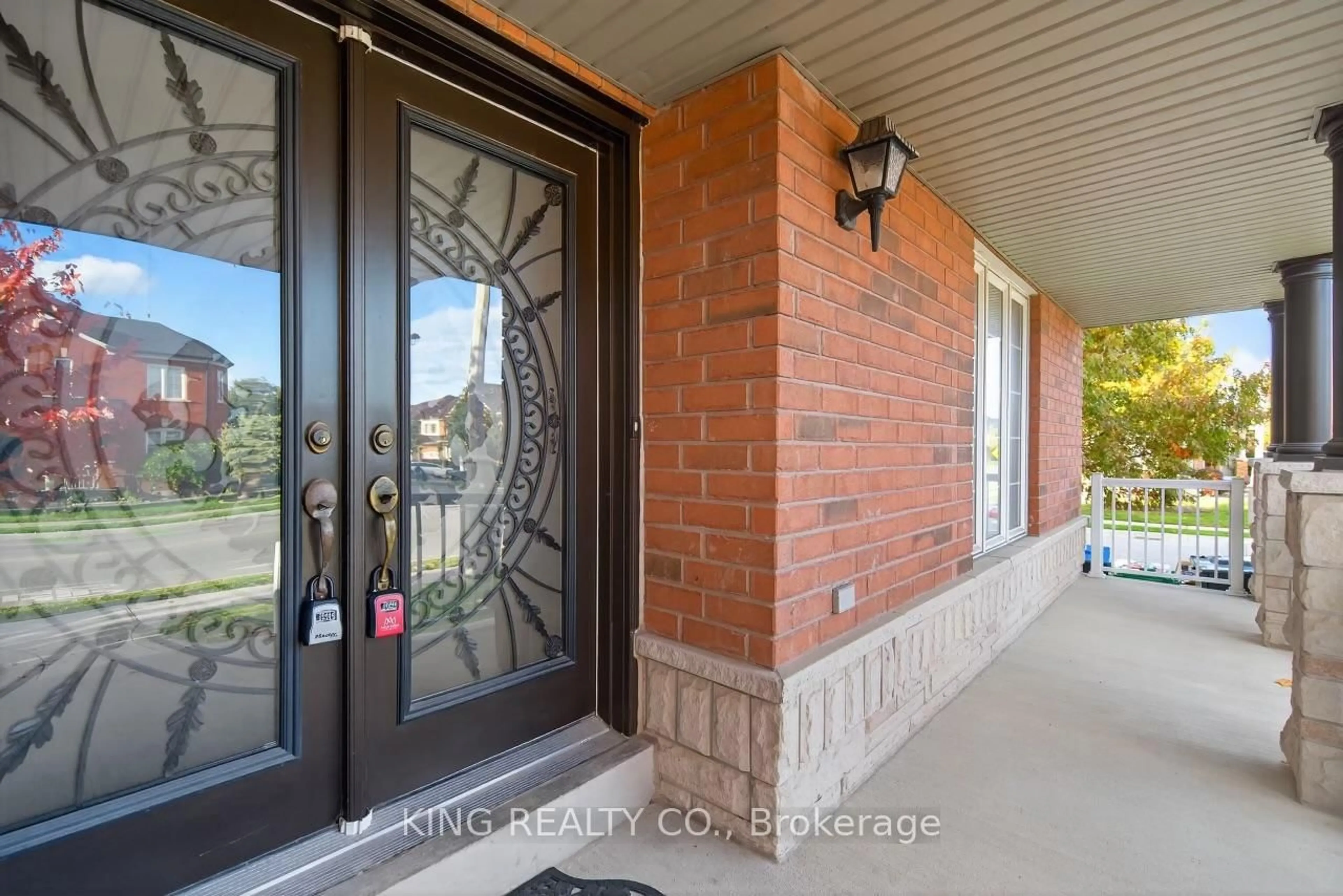 Indoor entryway for 2 Snowshoe Lane, Brampton Ontario L6R 0J1