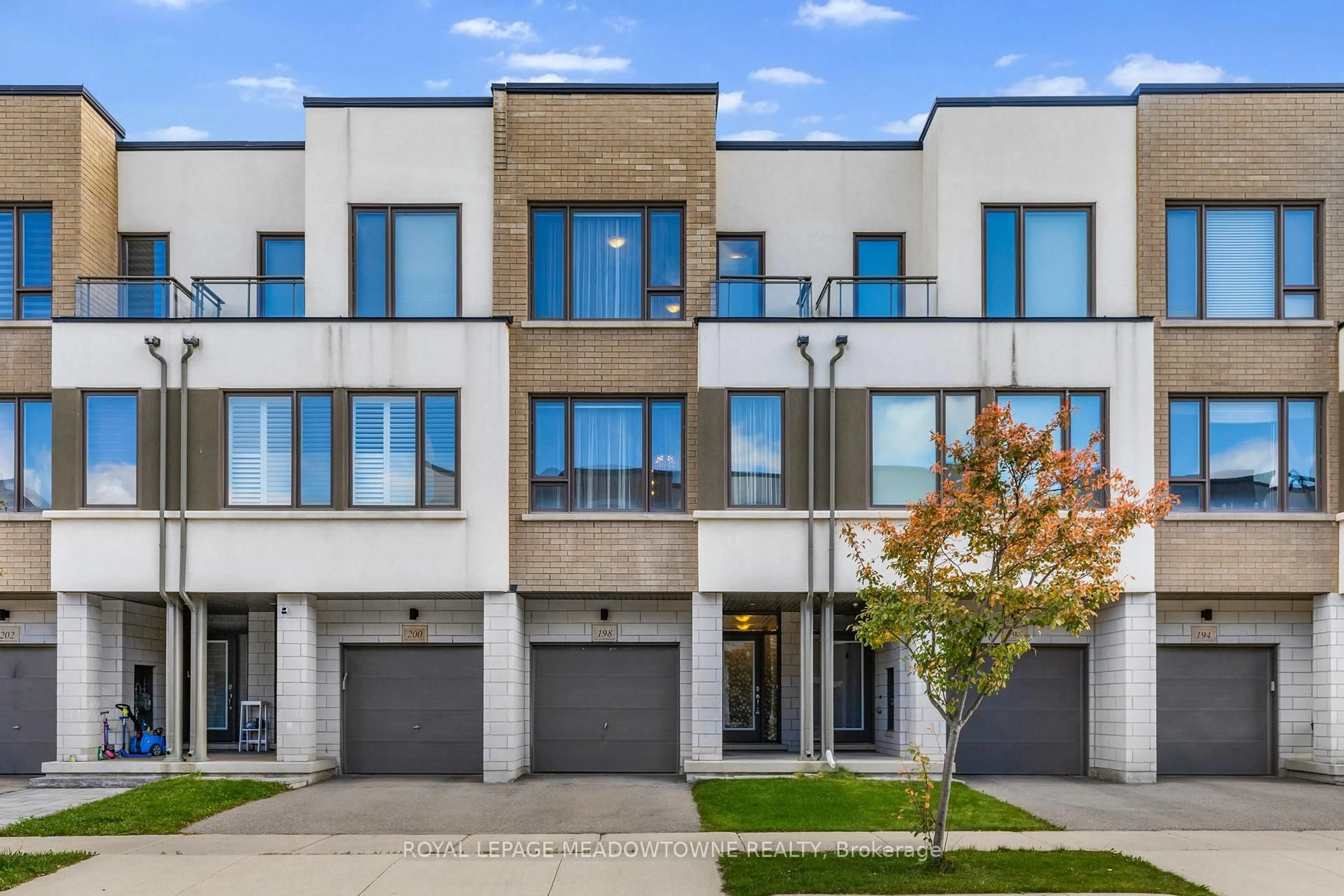 Home with brick exterior material, street for 198 Squire Cres, Oakville Ontario L6H 0L6