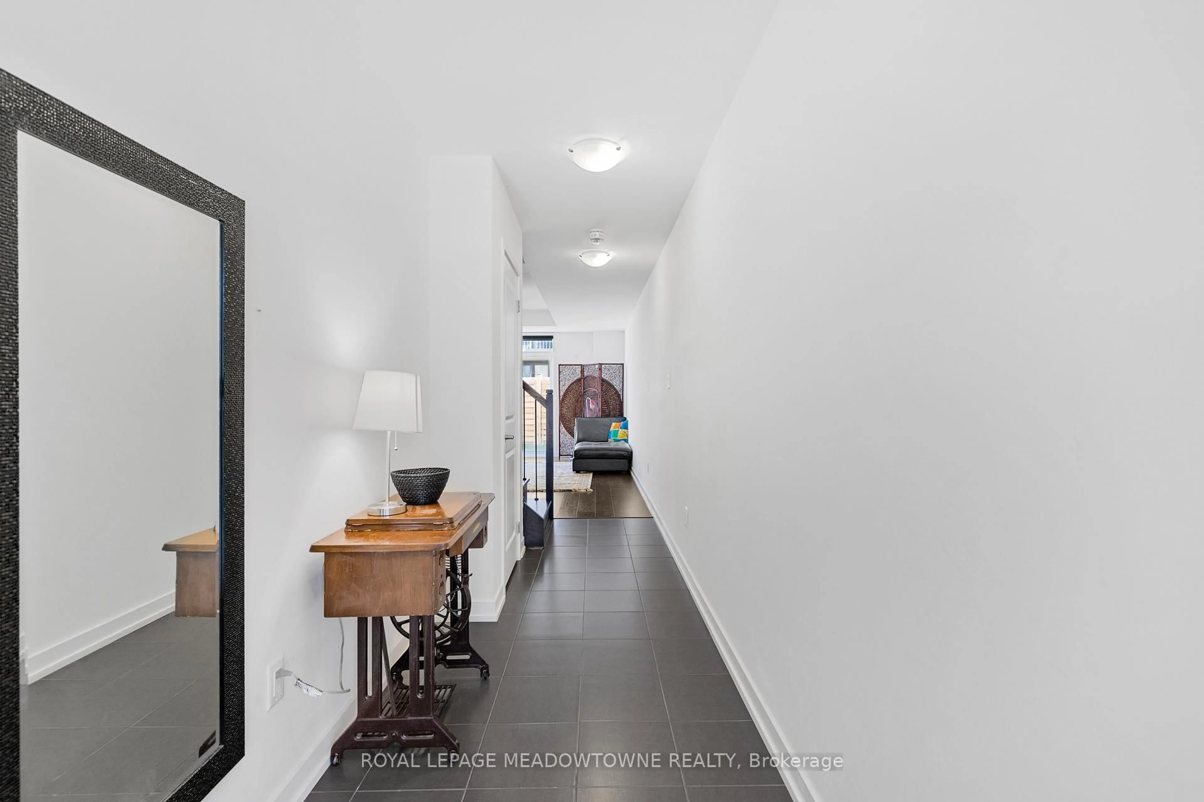 Indoor entryway for 198 Squire Cres, Oakville Ontario L6H 0L6