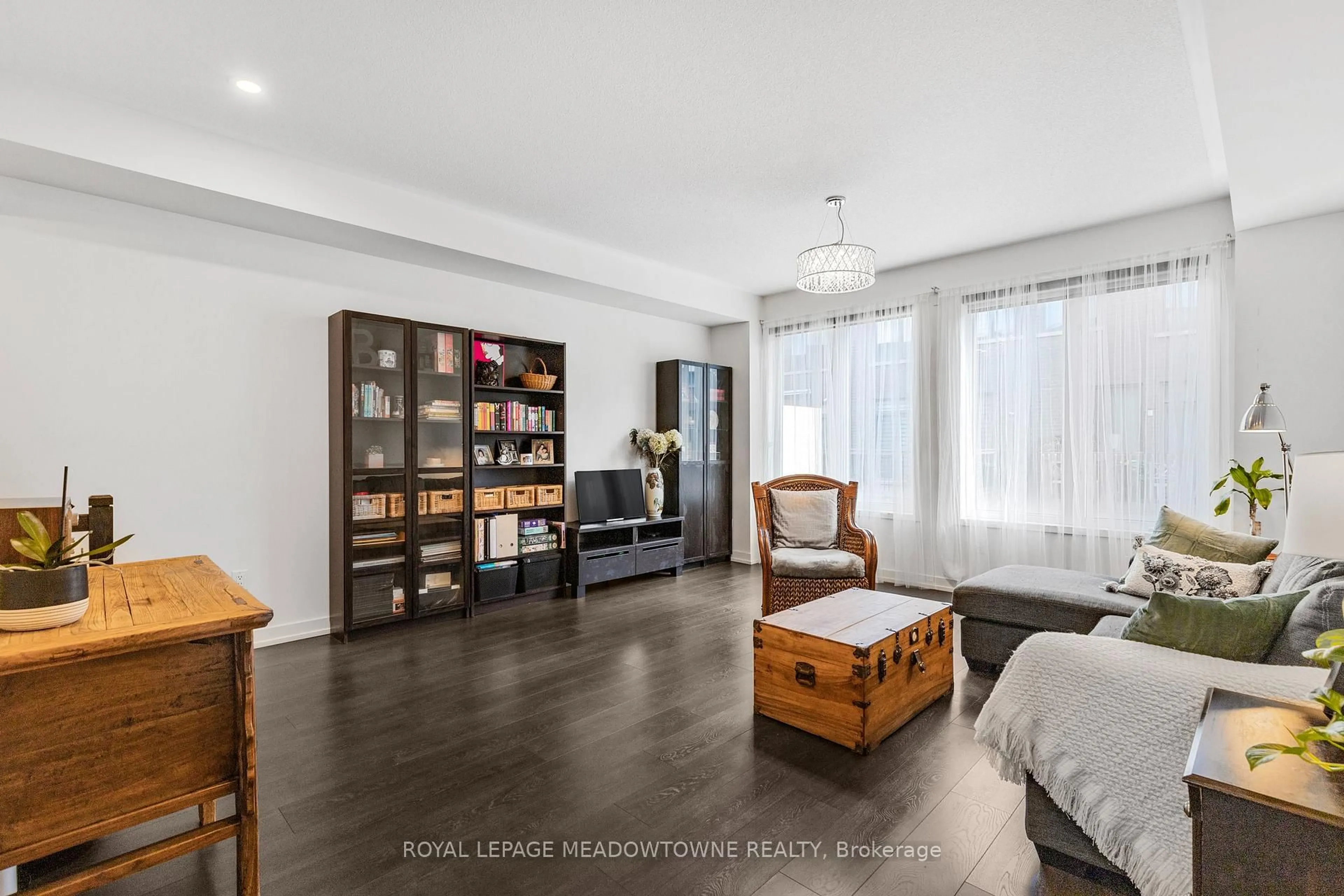 Living room with furniture, wood/laminate floor for 198 Squire Cres, Oakville Ontario L6H 0L6