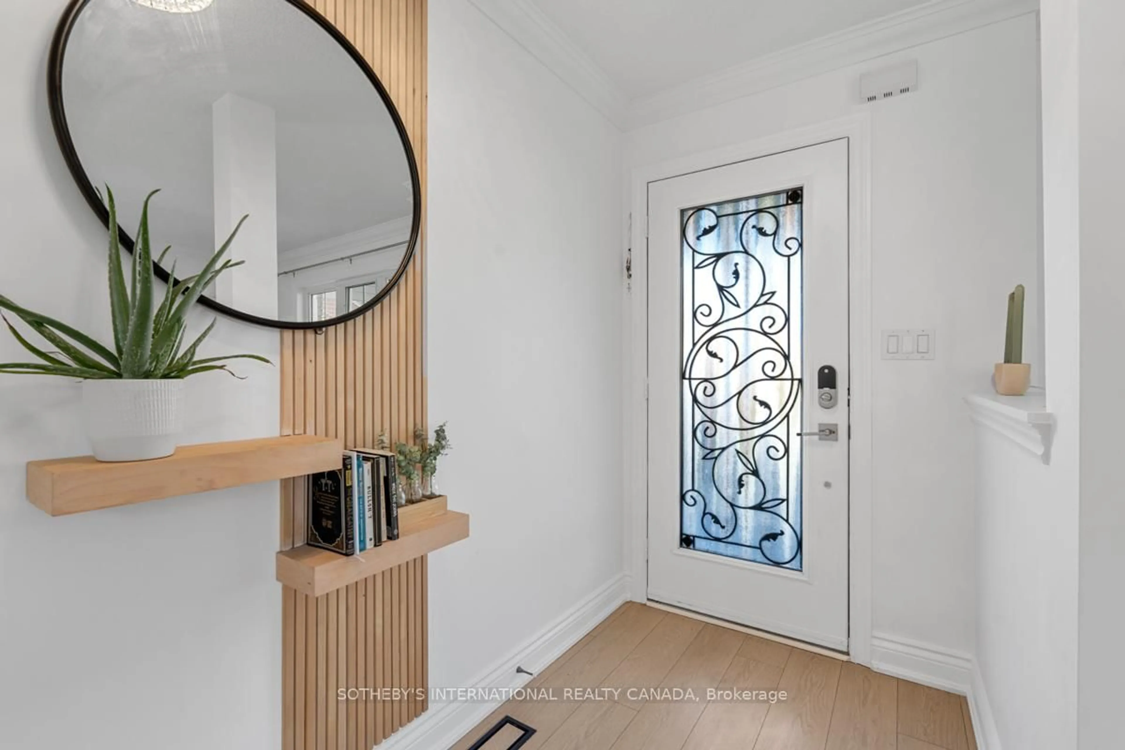 Indoor entryway for 2182 Meadowglen Dr, Oakville Ontario L6M 4C9