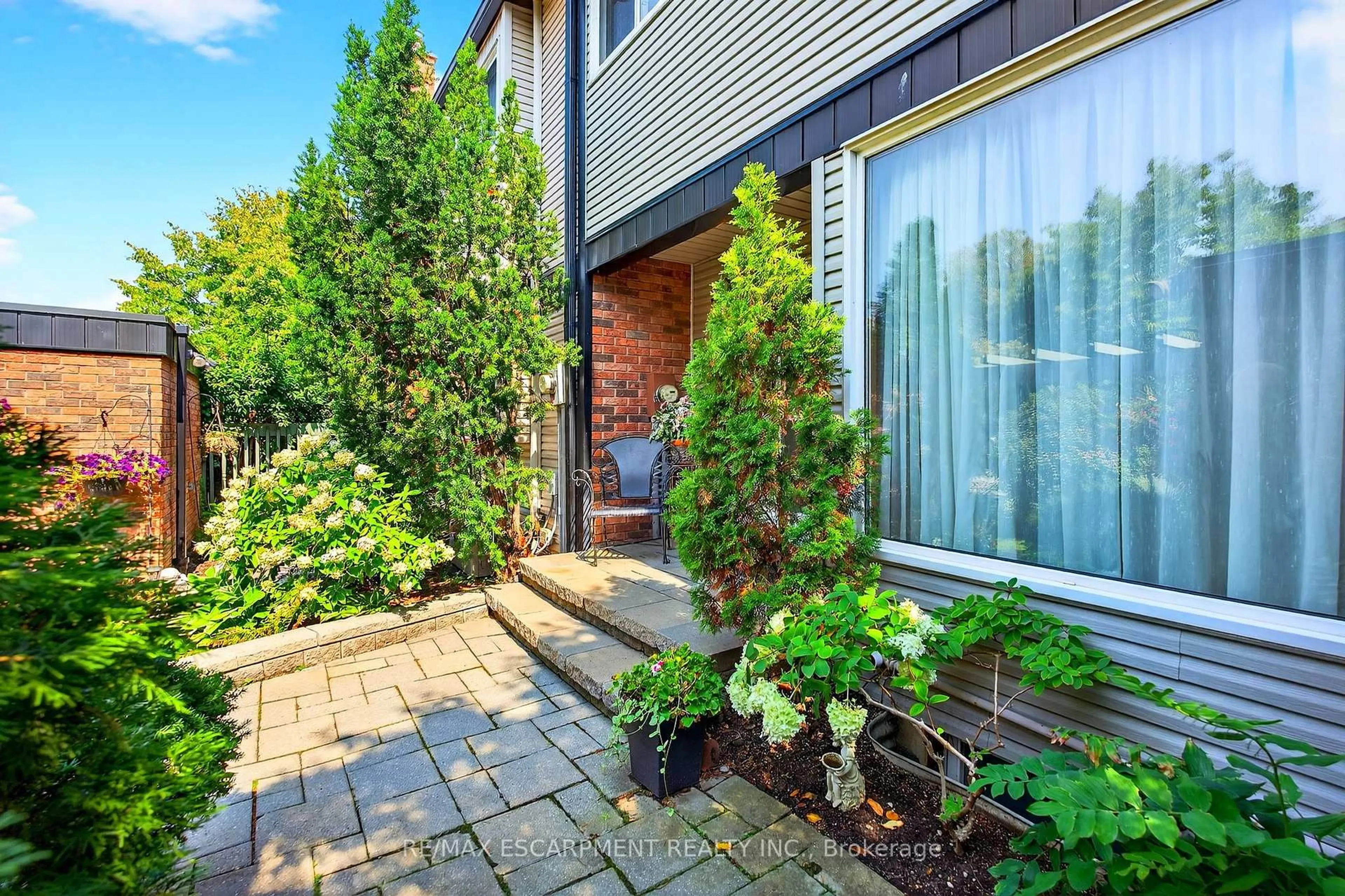 Patio, street for 1552 Kerns Rd #4, Burlington Ontario L7P 3A7