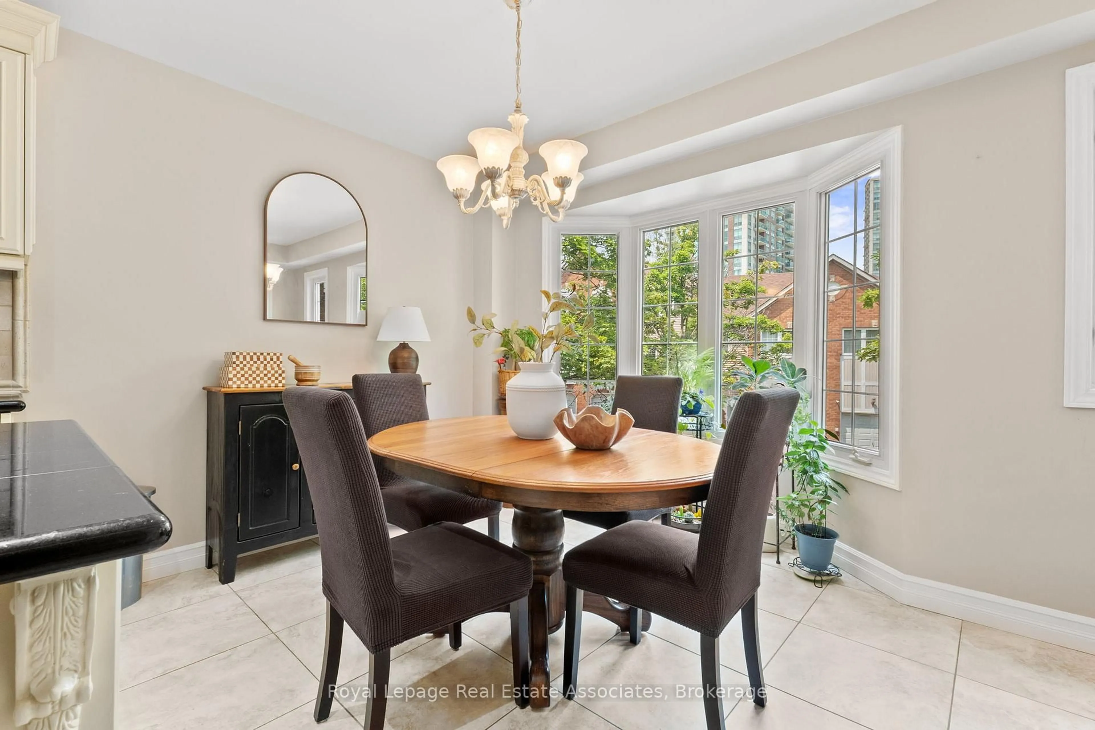 Dining room, ceramic/tile floor for 4605 Donegal Dr #7, Mississauga Ontario L5M 4X7