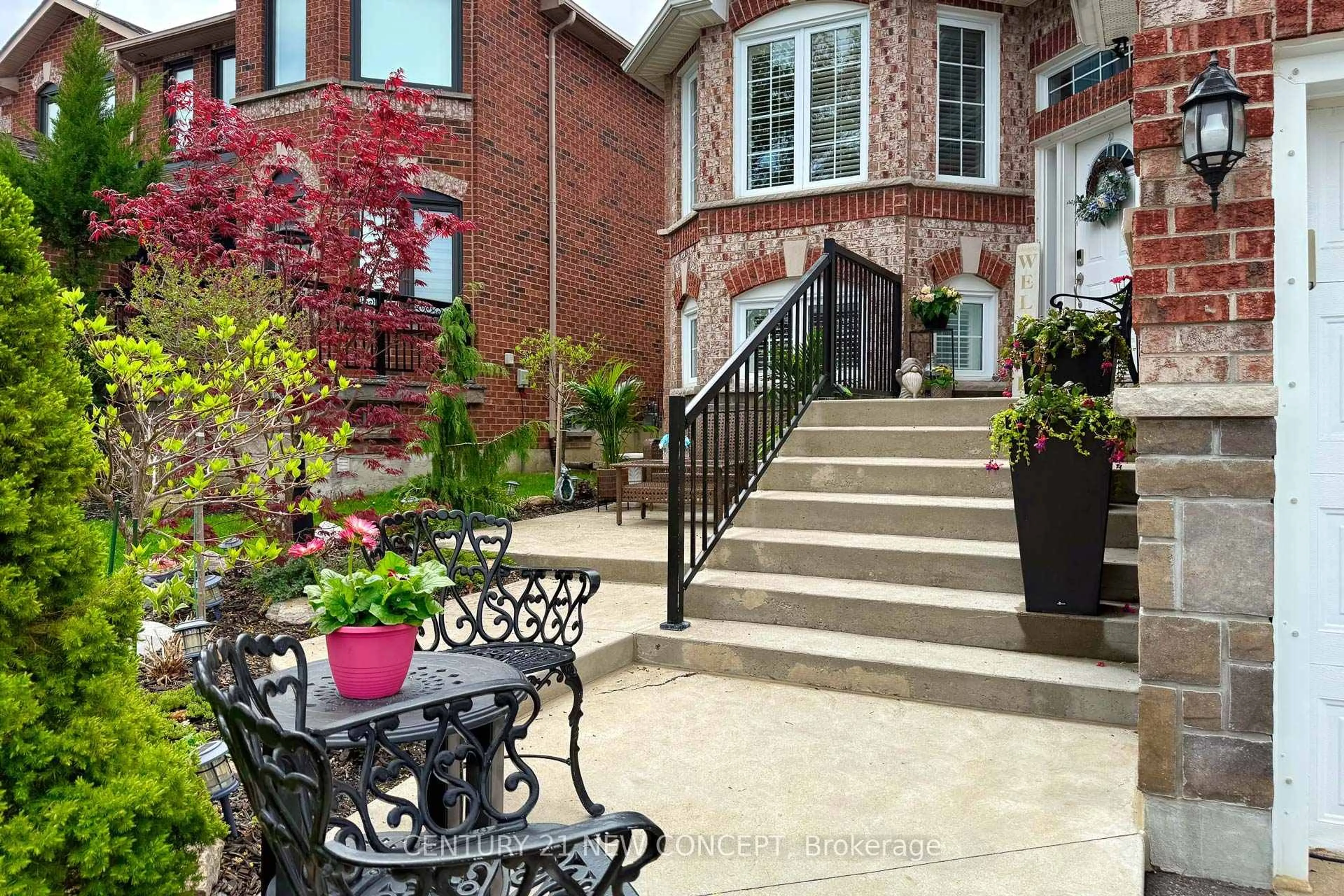 Patio, street for 32 Strawberry Hill Crt, Caledon Ontario L7E 1S1