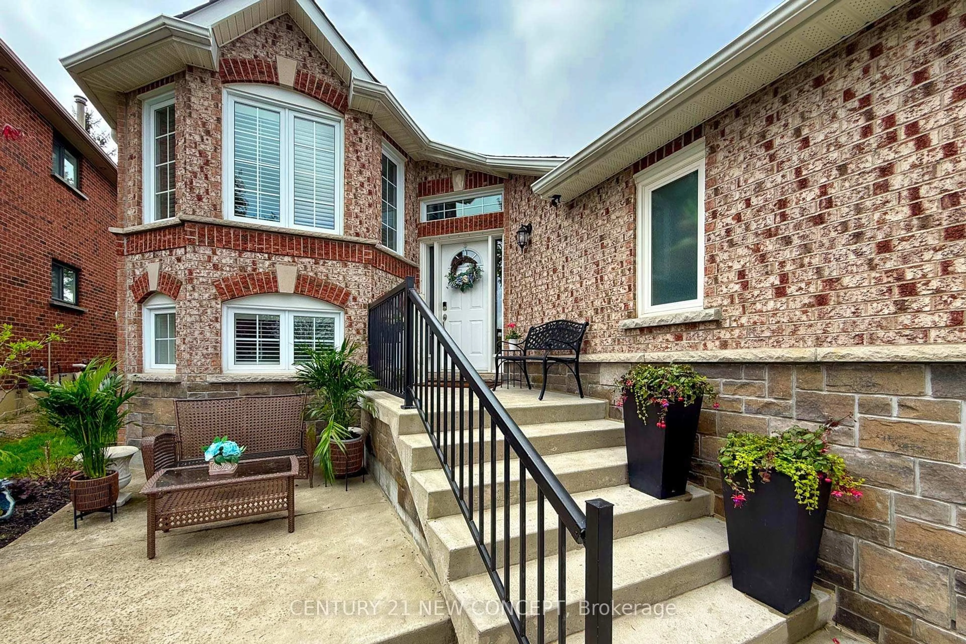 Home with brick exterior material, street for 32 Strawberry Hill Crt, Caledon Ontario L7E 1S1