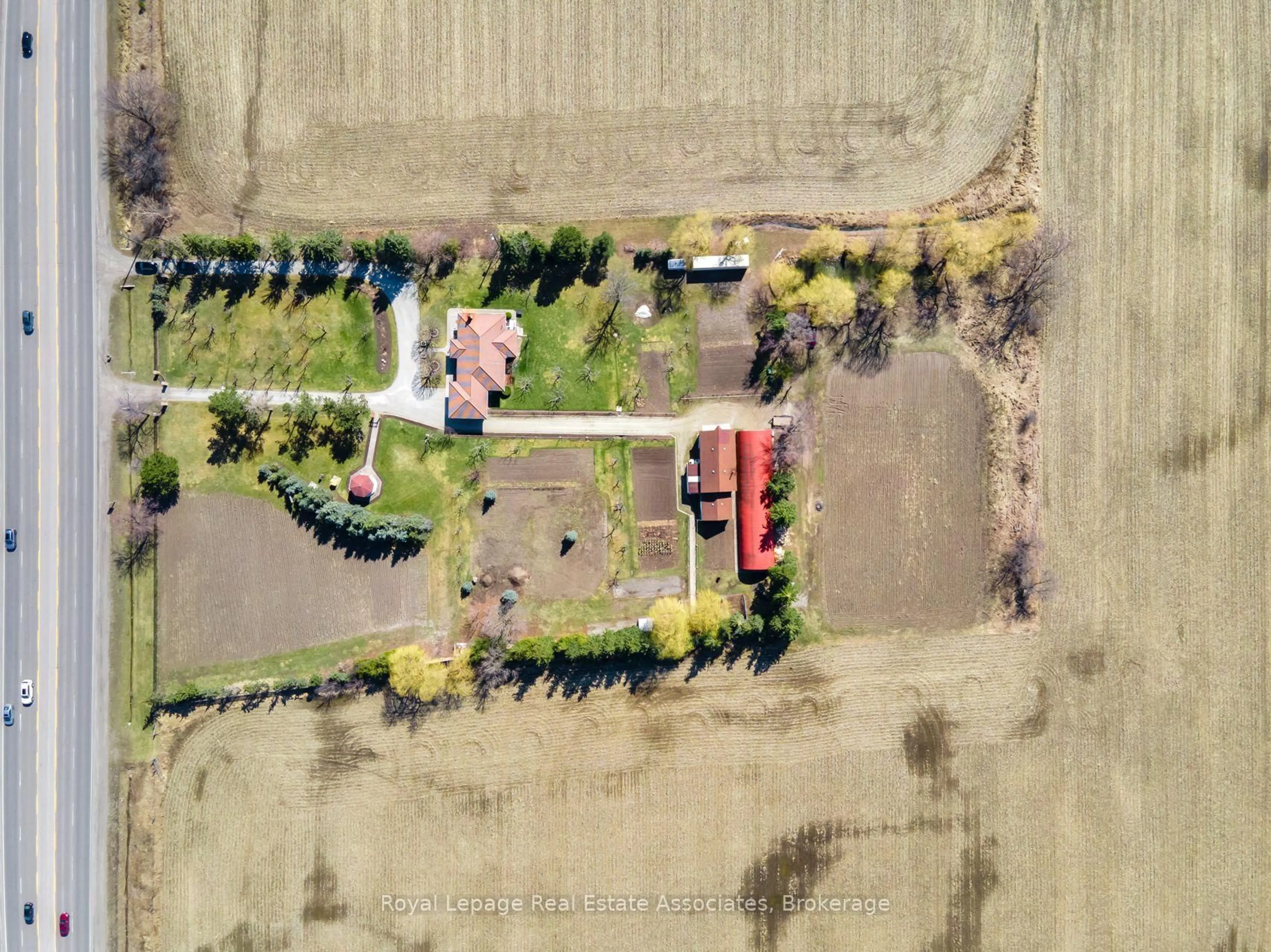 A pic from outside/outdoor area/front of a property/back of a property/a pic from drone, building for 13478 Hurontario St, Caledon Ontario L7C 2B9