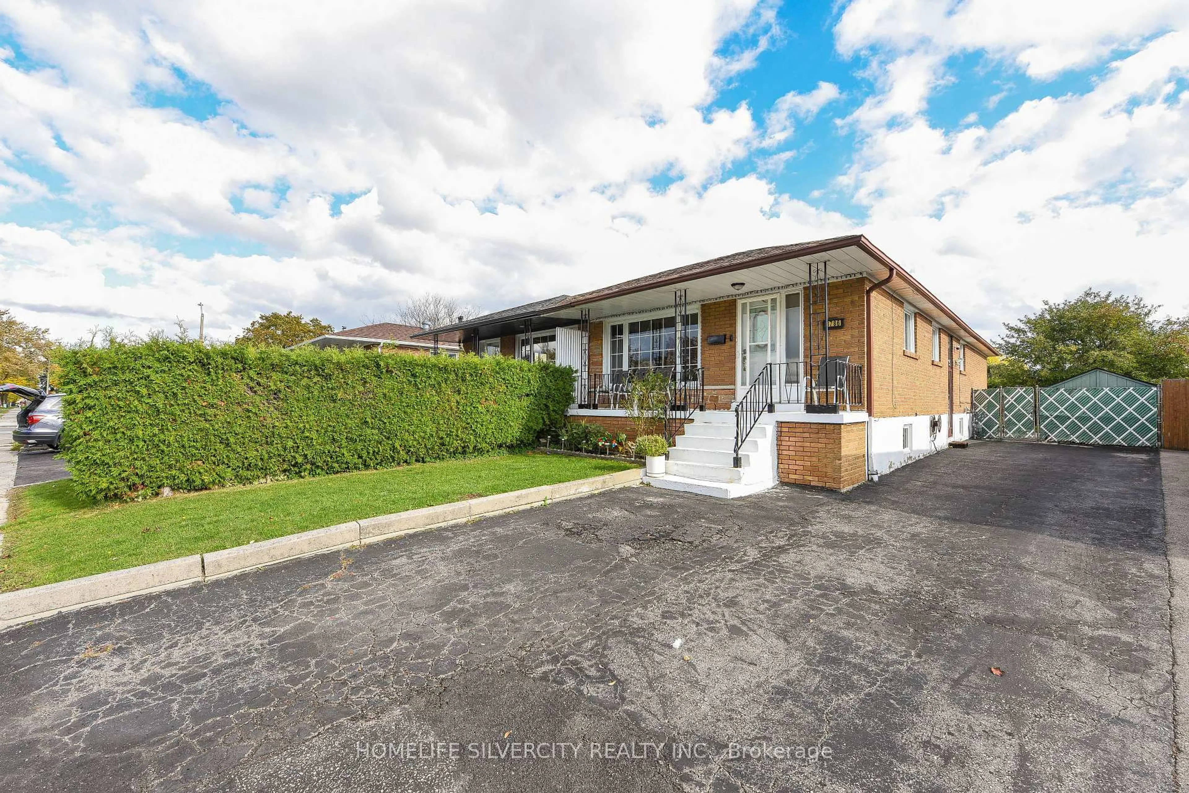 A pic from outside/outdoor area/front of a property/back of a property/a pic from drone, street for 3786 Teeswater Rd, Mississauga Ontario L4T 2A4