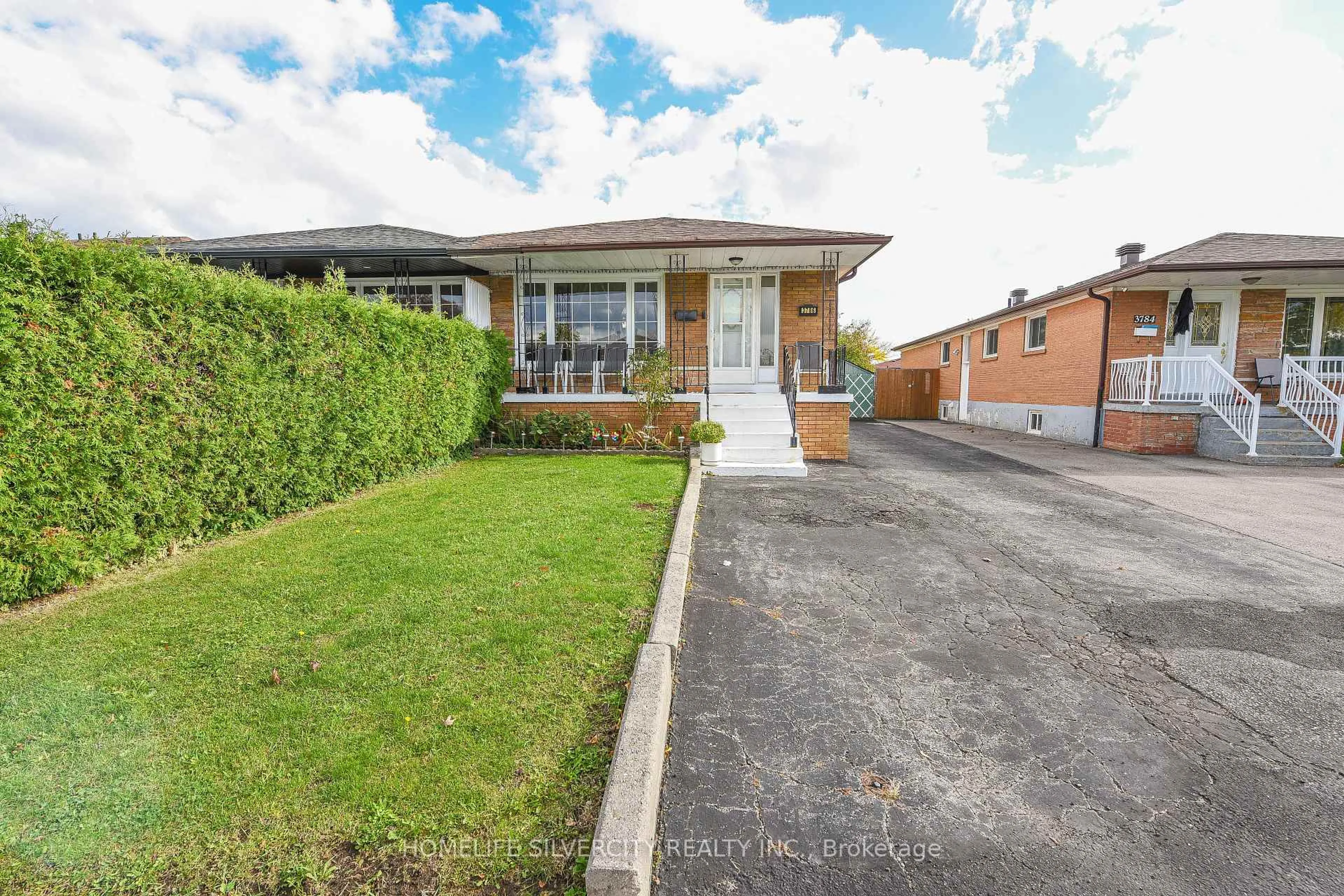 A pic from outside/outdoor area/front of a property/back of a property/a pic from drone, street for 3786 Teeswater Rd, Mississauga Ontario L4T 2A4
