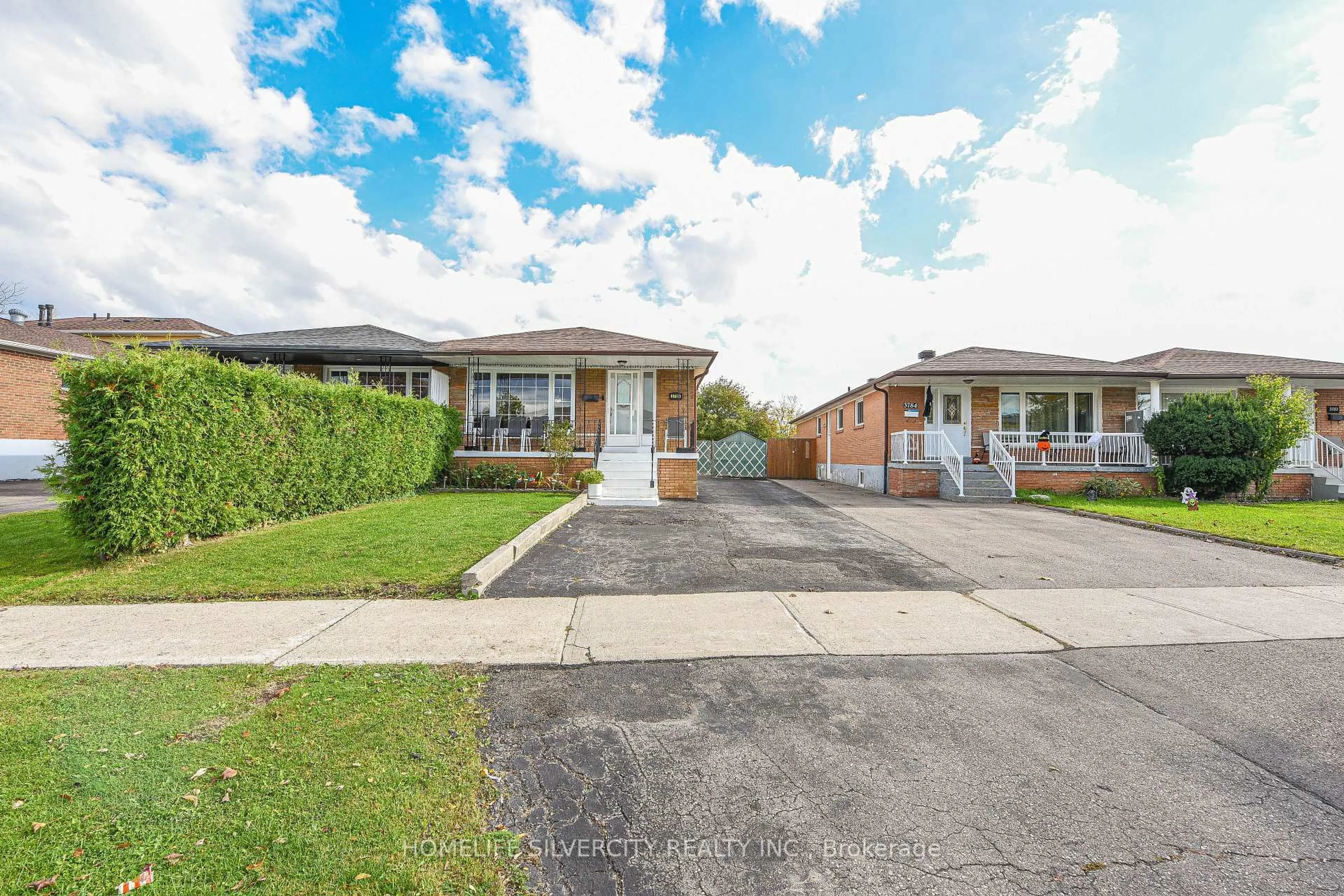 A pic from outside/outdoor area/front of a property/back of a property/a pic from drone, street for 3786 Teeswater Rd, Mississauga Ontario L4T 2A4