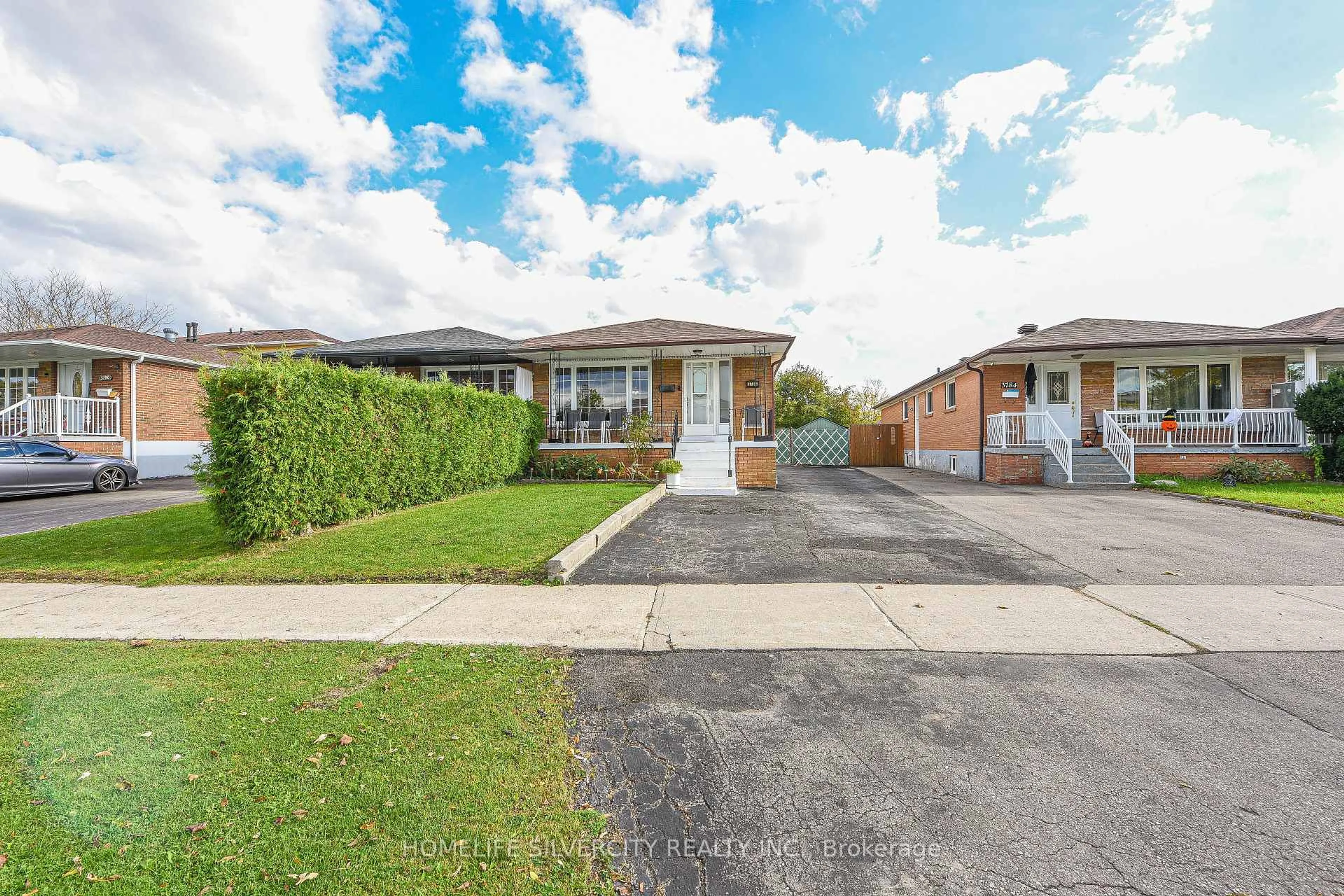 A pic from outside/outdoor area/front of a property/back of a property/a pic from drone, street for 3786 Teeswater Rd, Mississauga Ontario L4T 2A4