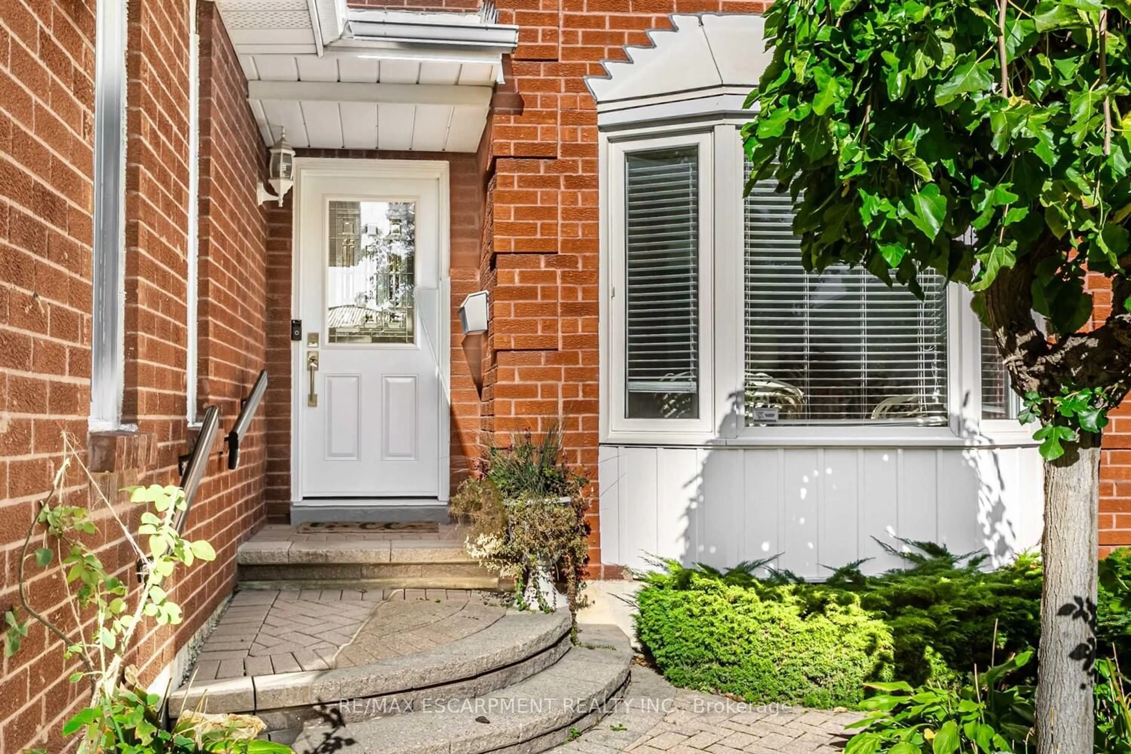 Indoor entryway for 267 MACEDONIA Cres, Mississauga Ontario L5B 3R9