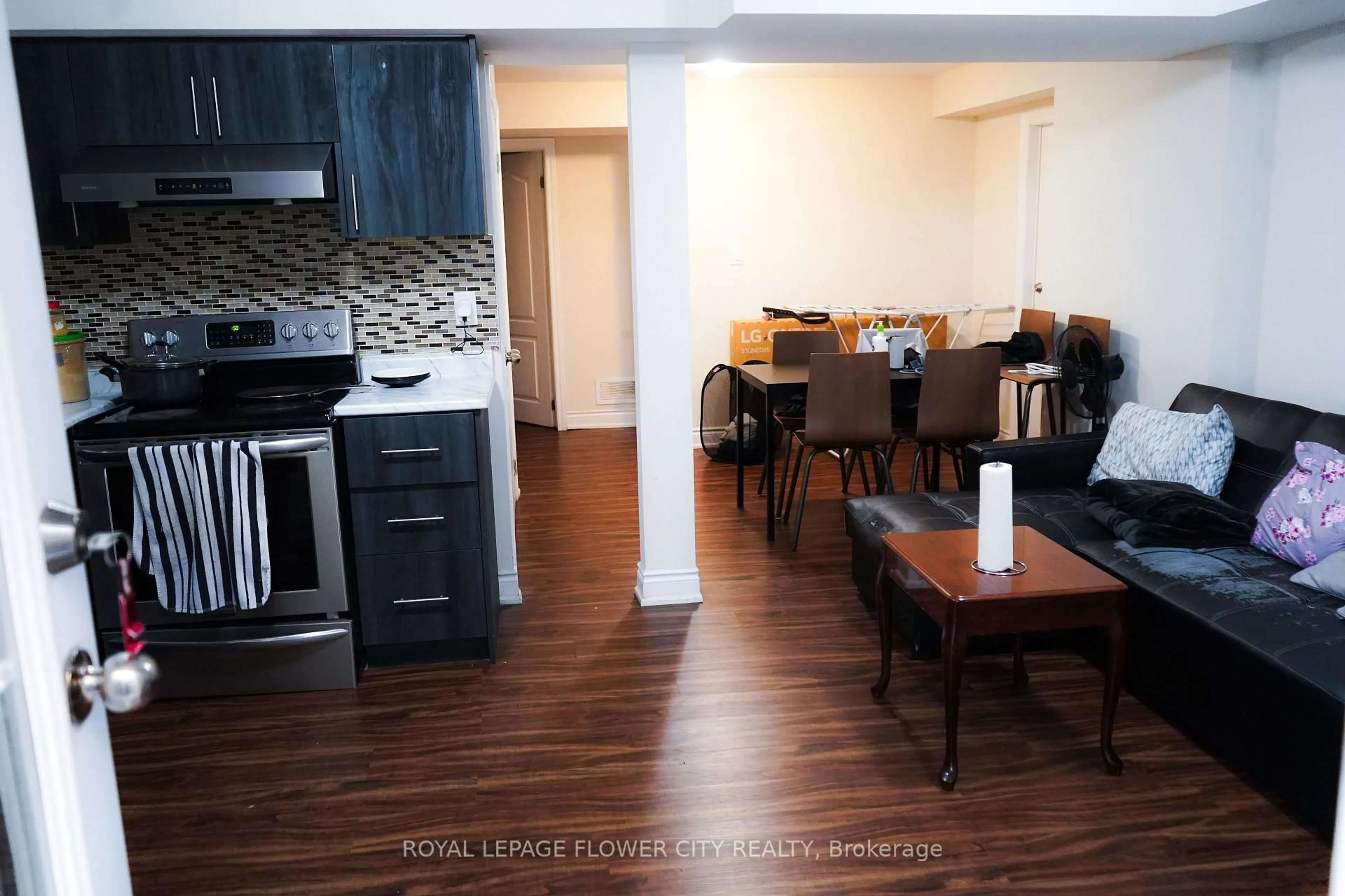 Open concept kitchen, unknown for 32 Courtsfield Cres, Brampton Ontario L7A 2E2