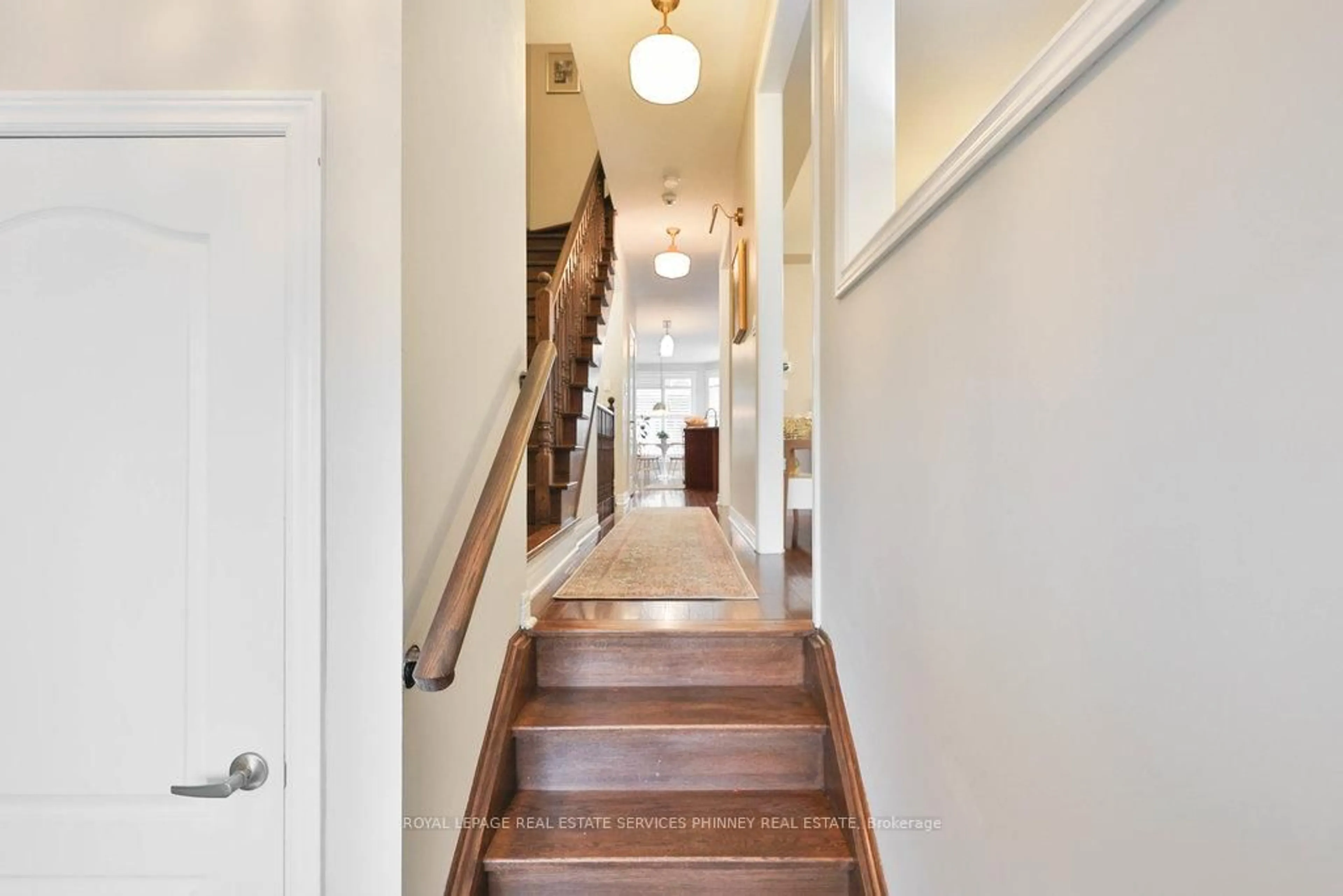 Indoor entryway for 1025 Shaw Dr, Mississauga Ontario L5G 3Z3