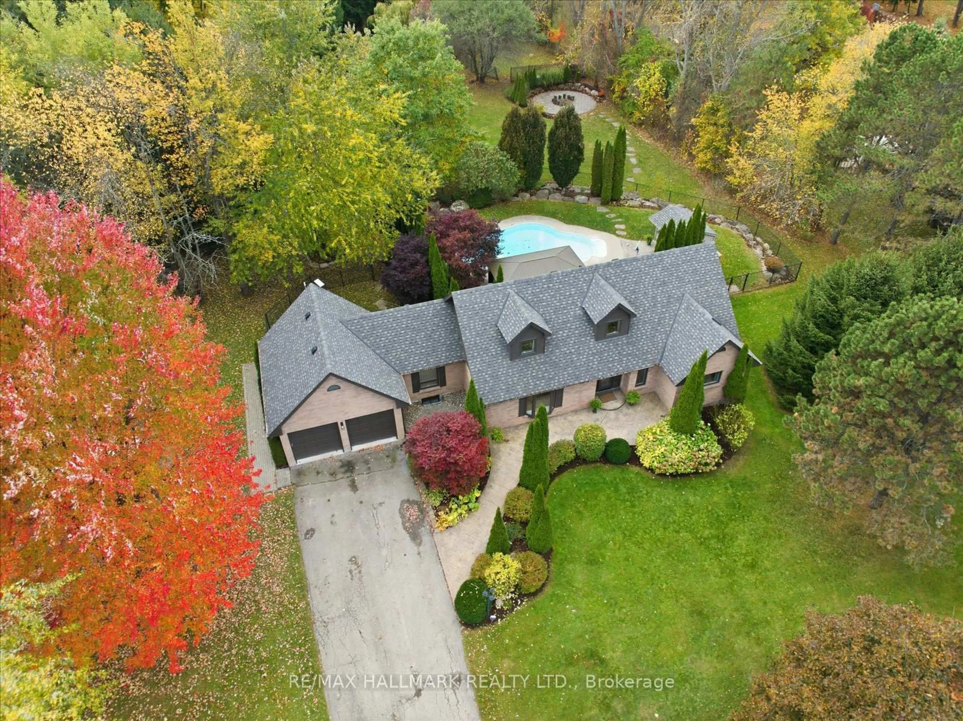 A pic from outside/outdoor area/front of a property/back of a property/a pic from drone, street for 12 Glenn Crt, Caledon Ontario L7K 0P2