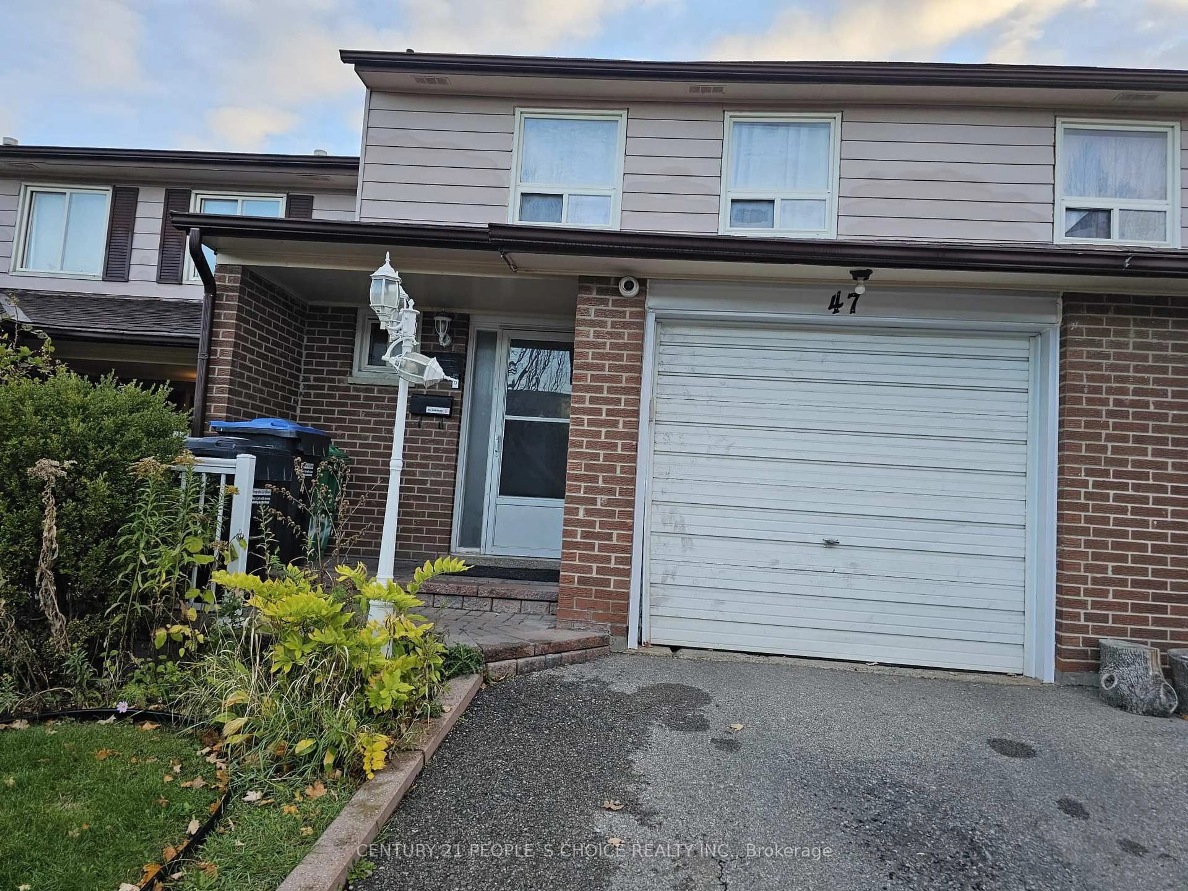 A pic from outside/outdoor area/front of a property/back of a property/a pic from drone, street for 3525 Brandon Gate Dr #47, Mississauga Ontario L4T 3M3