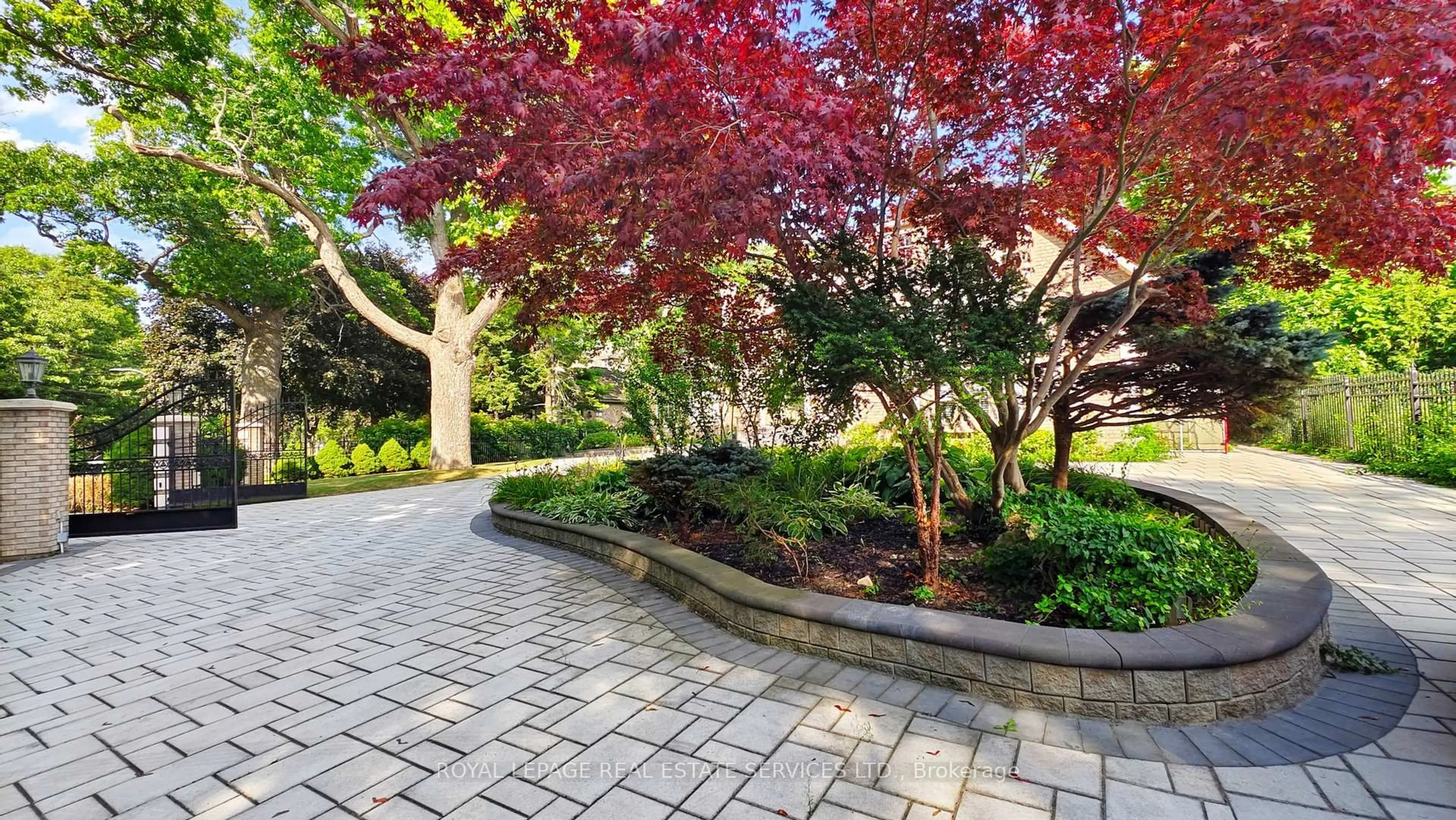 Patio, street for 2416 Mississauga Rd, Mississauga Ontario L5H 2L1