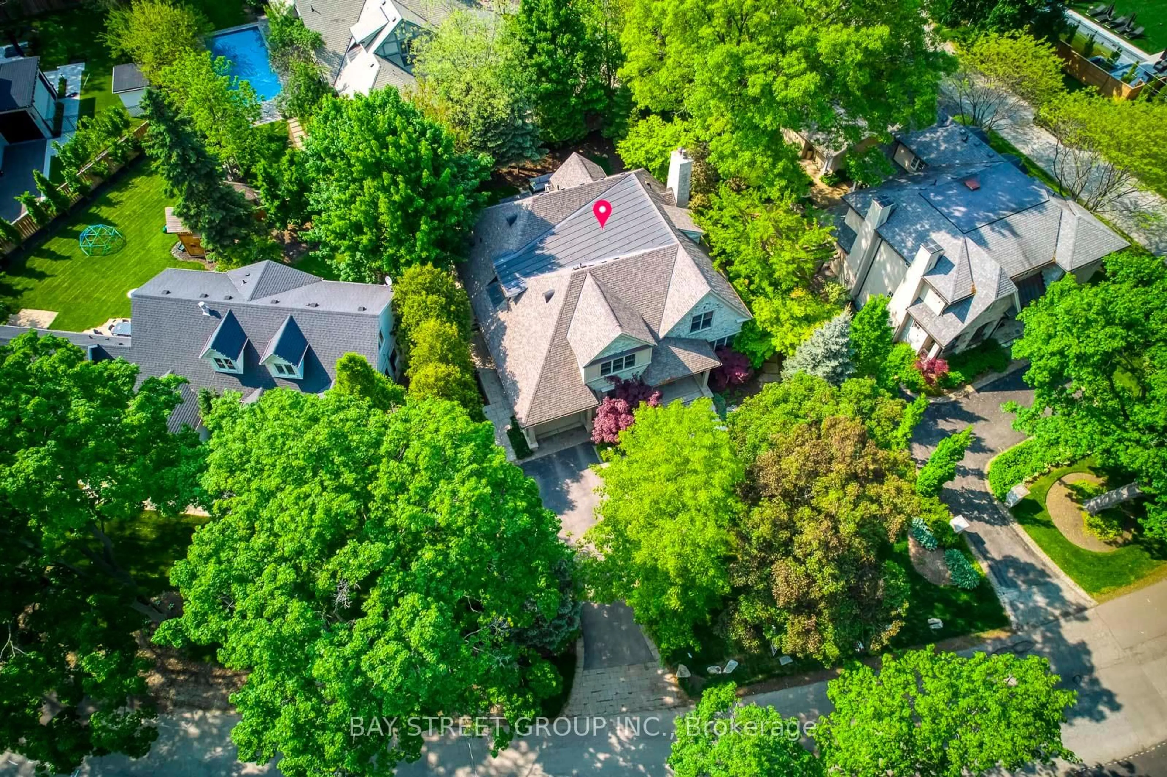 A pic from outside/outdoor area/front of a property/back of a property/a pic from drone, street for 1049 Cedar Grove Blvd, Oakville Ontario L6J 2C2