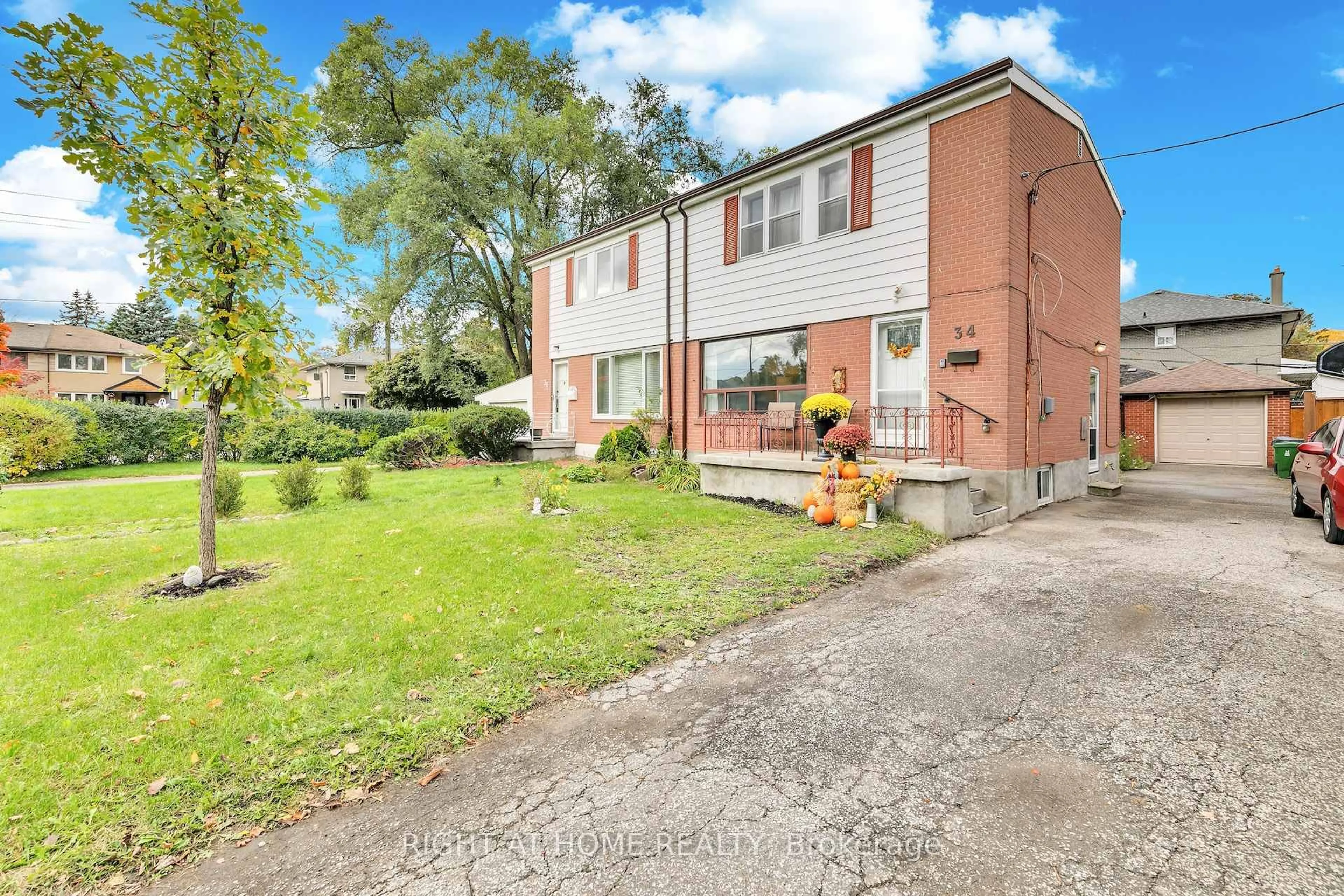 A pic from outside/outdoor area/front of a property/back of a property/a pic from drone, street for 34 Althea Rd, Toronto Ontario M6S 2P2