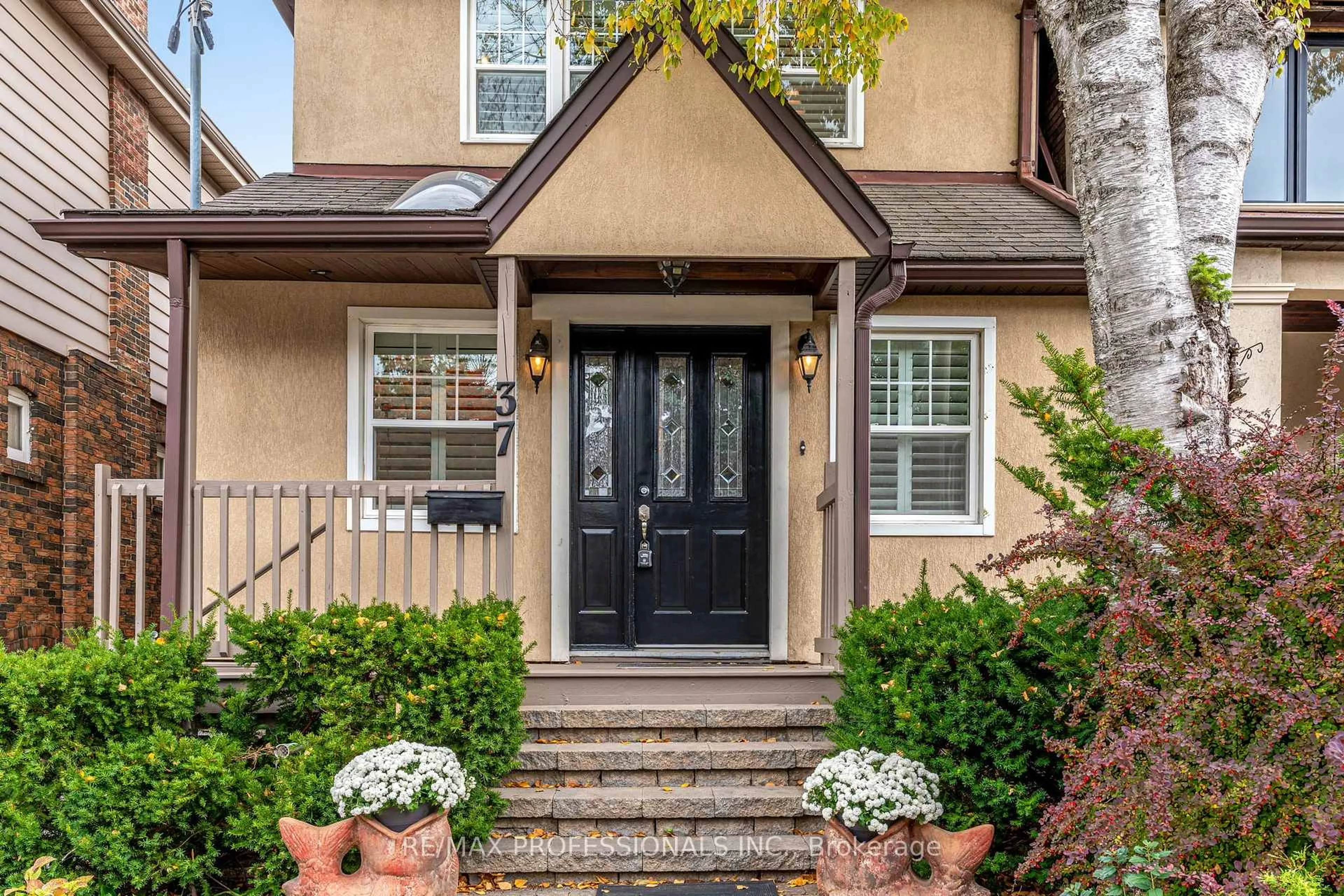 Indoor entryway for 37 Lavinia Ave, Toronto Ontario M6S 3H9