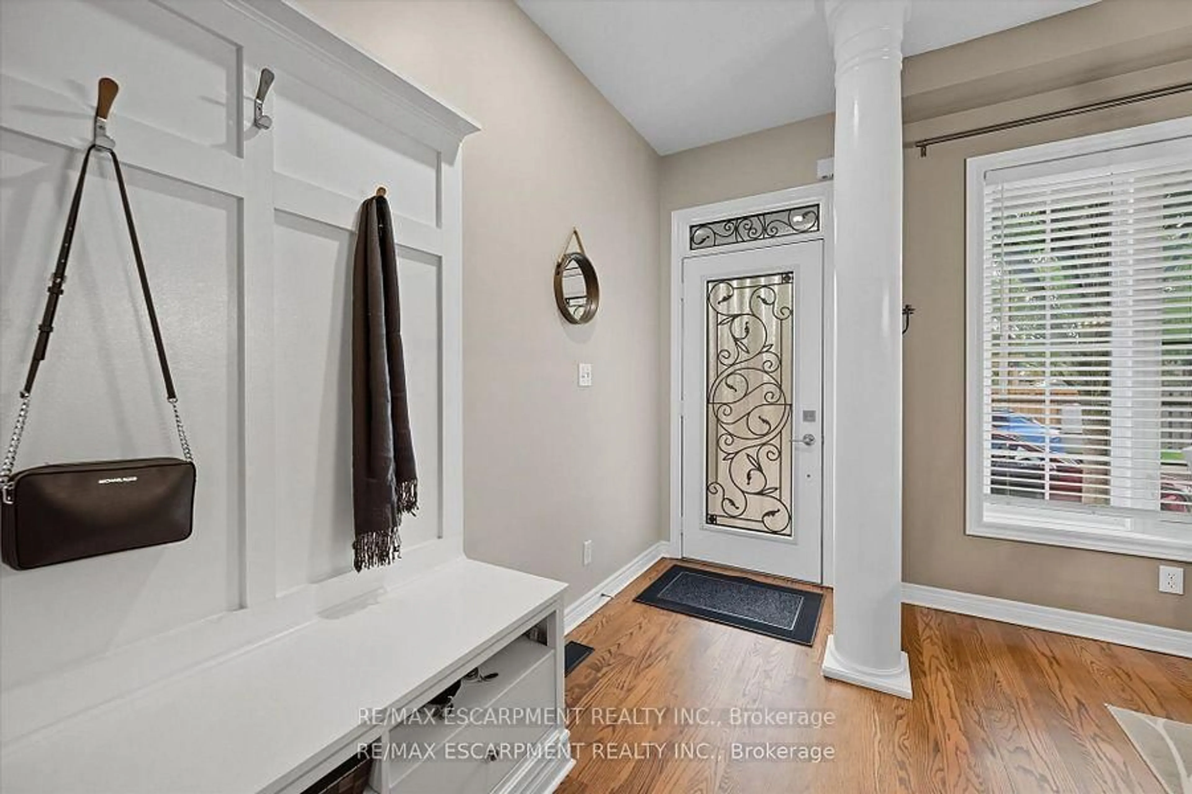 Indoor entryway for 2265 Stokes Lane, Burlington Ontario L7L 7P5