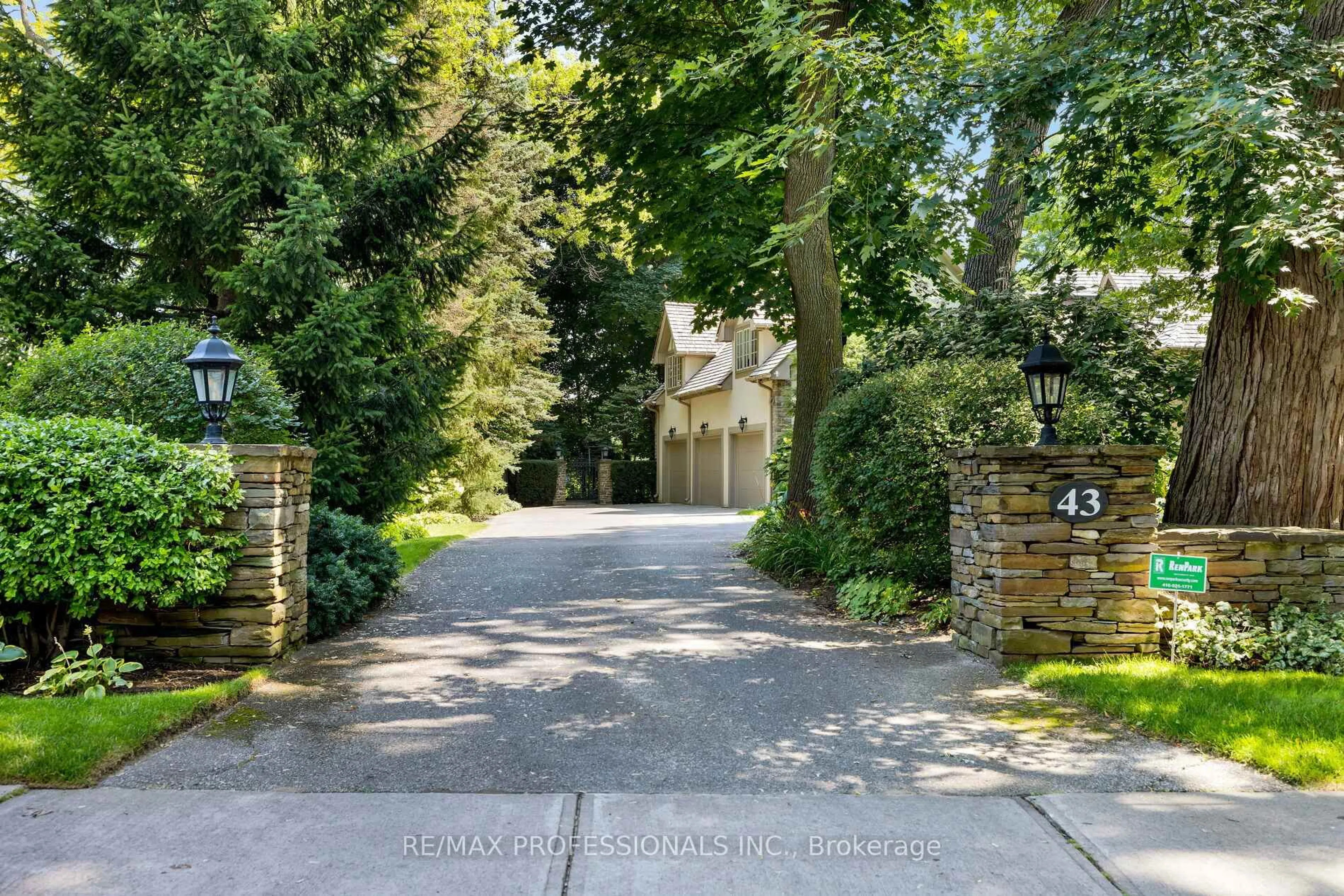 A pic from outside/outdoor area/front of a property/back of a property/a pic from drone, street for 43 The Kingsway, Toronto Ontario M8X 2S9