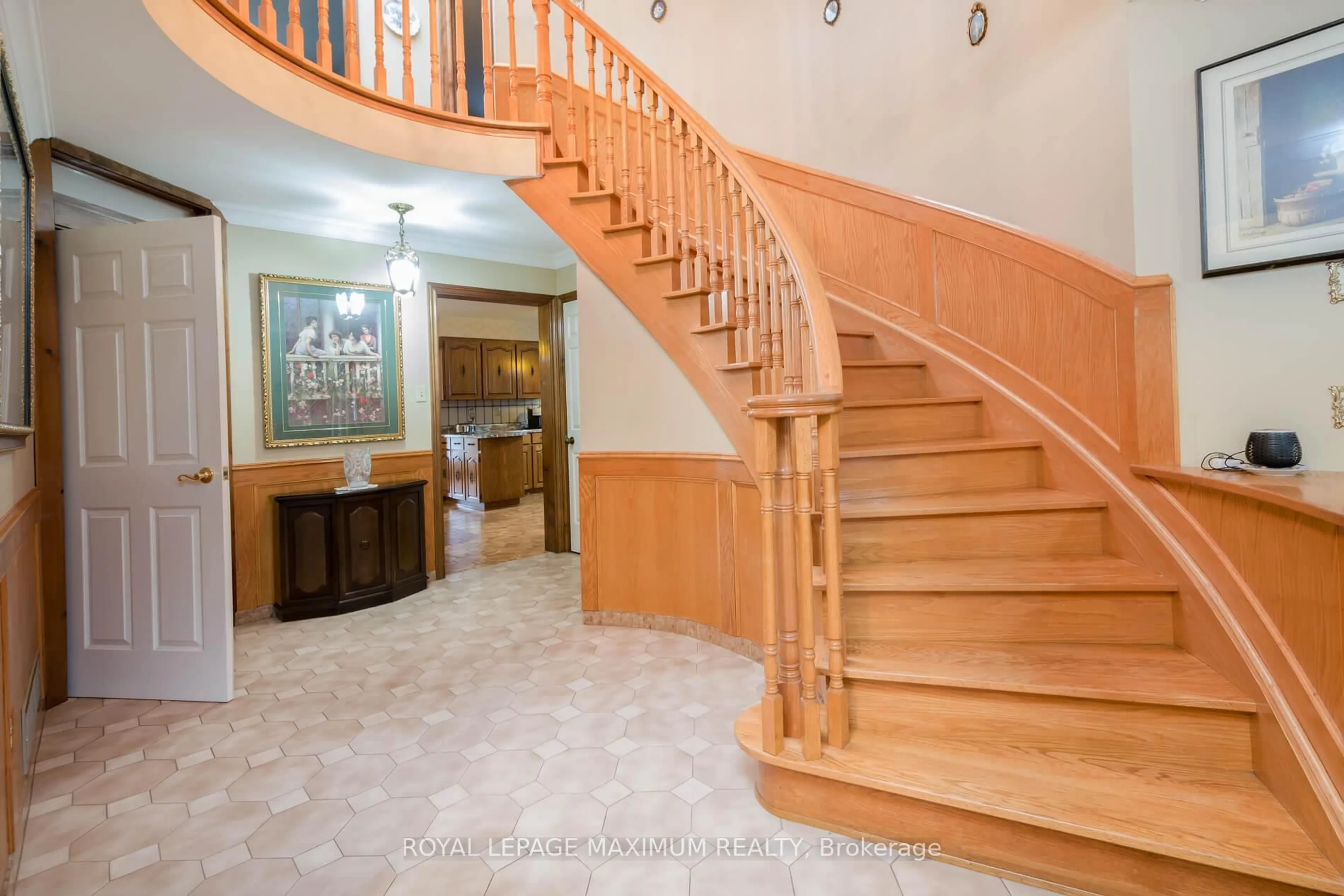 Indoor foyer for 119 Glen Long Ave, Toronto Ontario M6B 2M4