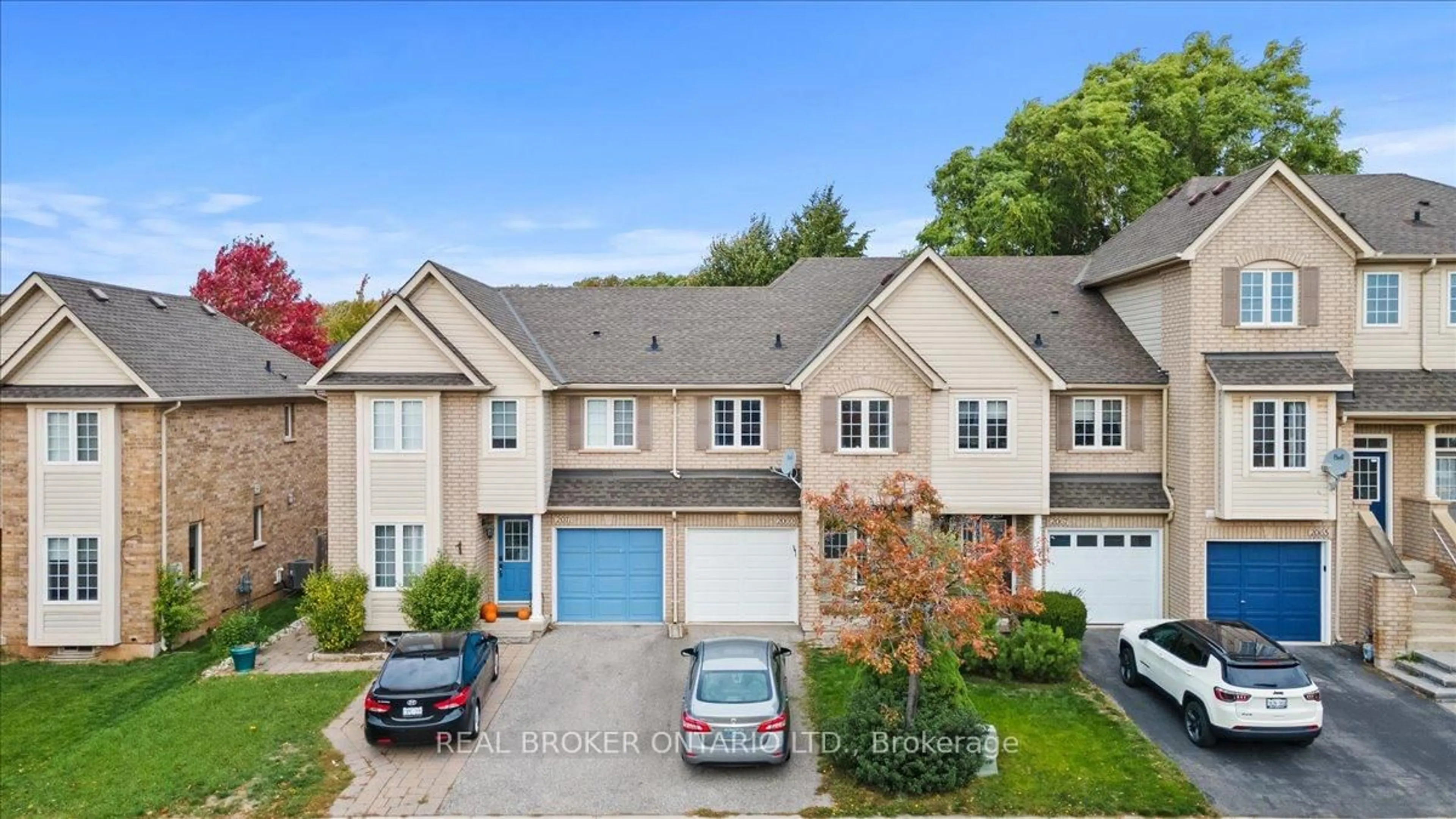 A pic from outside/outdoor area/front of a property/back of a property/a pic from drone, street for 2069 Glenhampton Rd, Oakville Ontario L6M 3W9