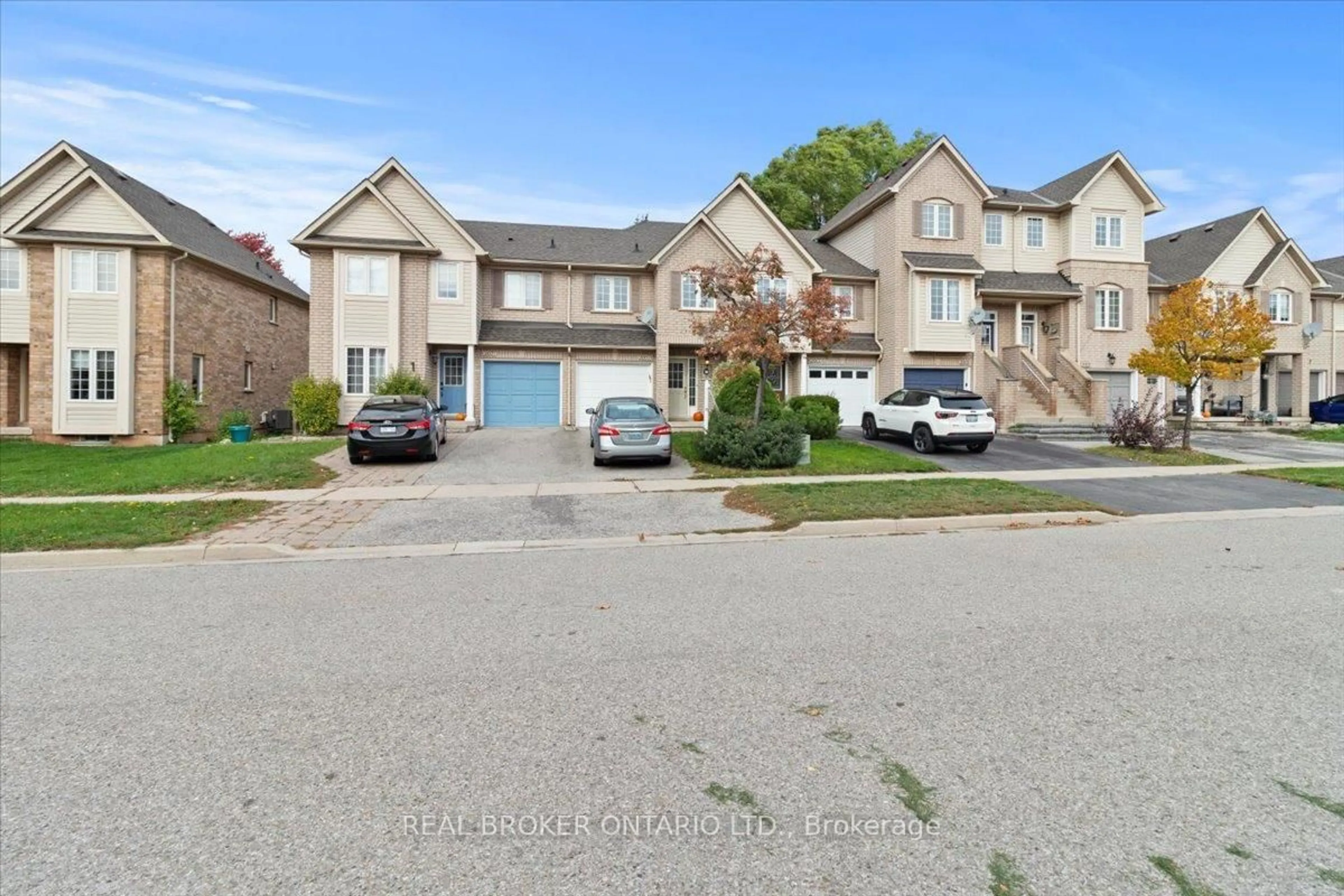 A pic from outside/outdoor area/front of a property/back of a property/a pic from drone, street for 2069 Glenhampton Rd, Oakville Ontario L6M 3W9
