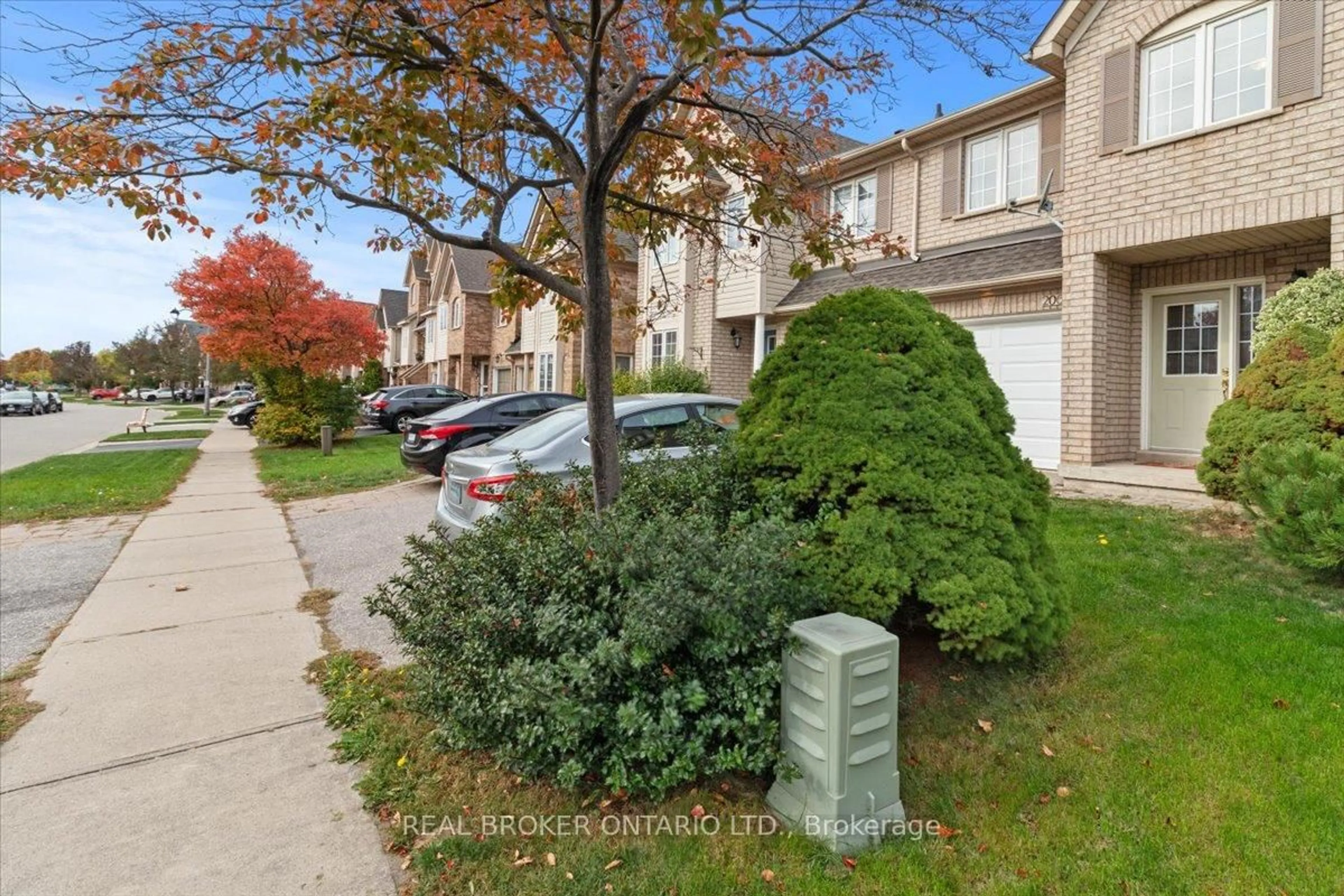 A pic from outside/outdoor area/front of a property/back of a property/a pic from drone, street for 2069 Glenhampton Rd, Oakville Ontario L6M 3W9