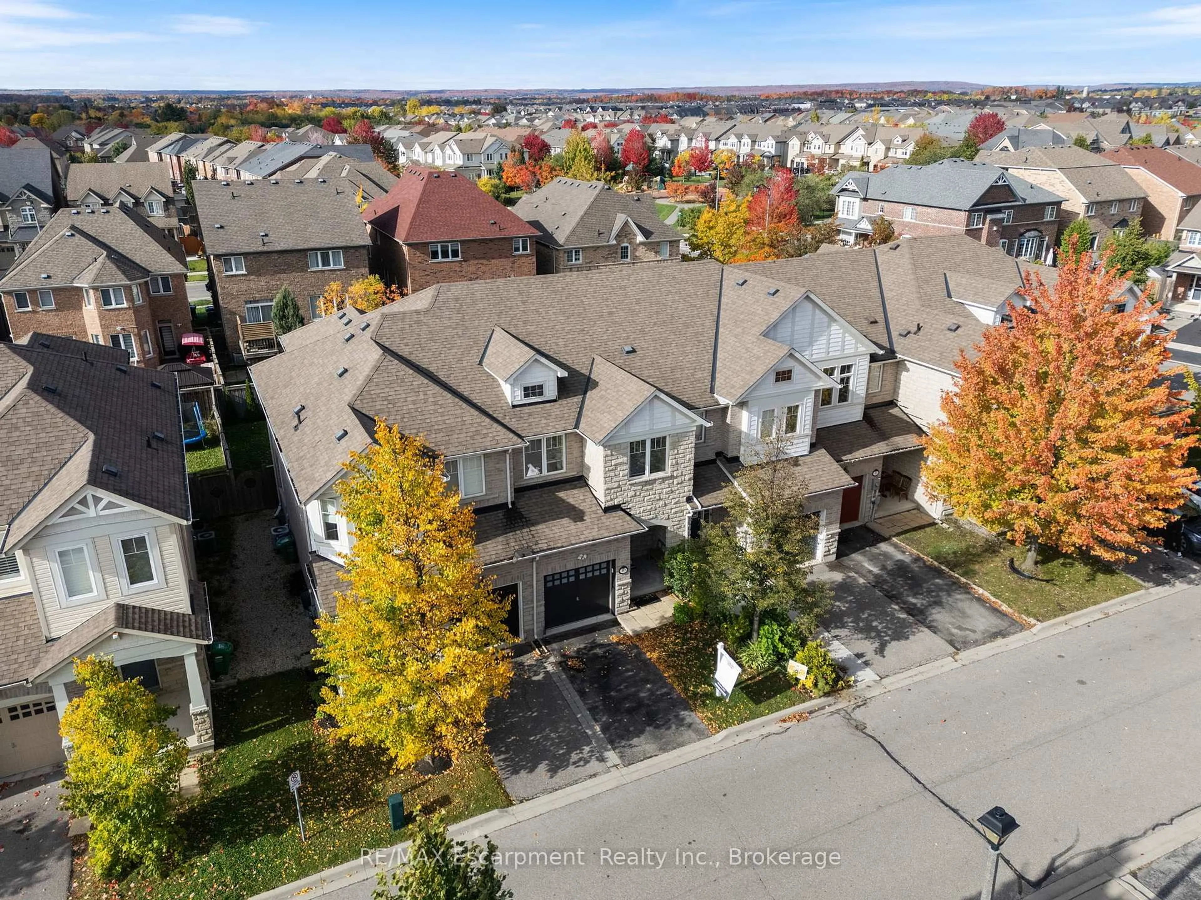 A pic from outside/outdoor area/front of a property/back of a property/a pic from drone, street for 10 Cedarcrest St, Caledon Ontario L7C 3P9