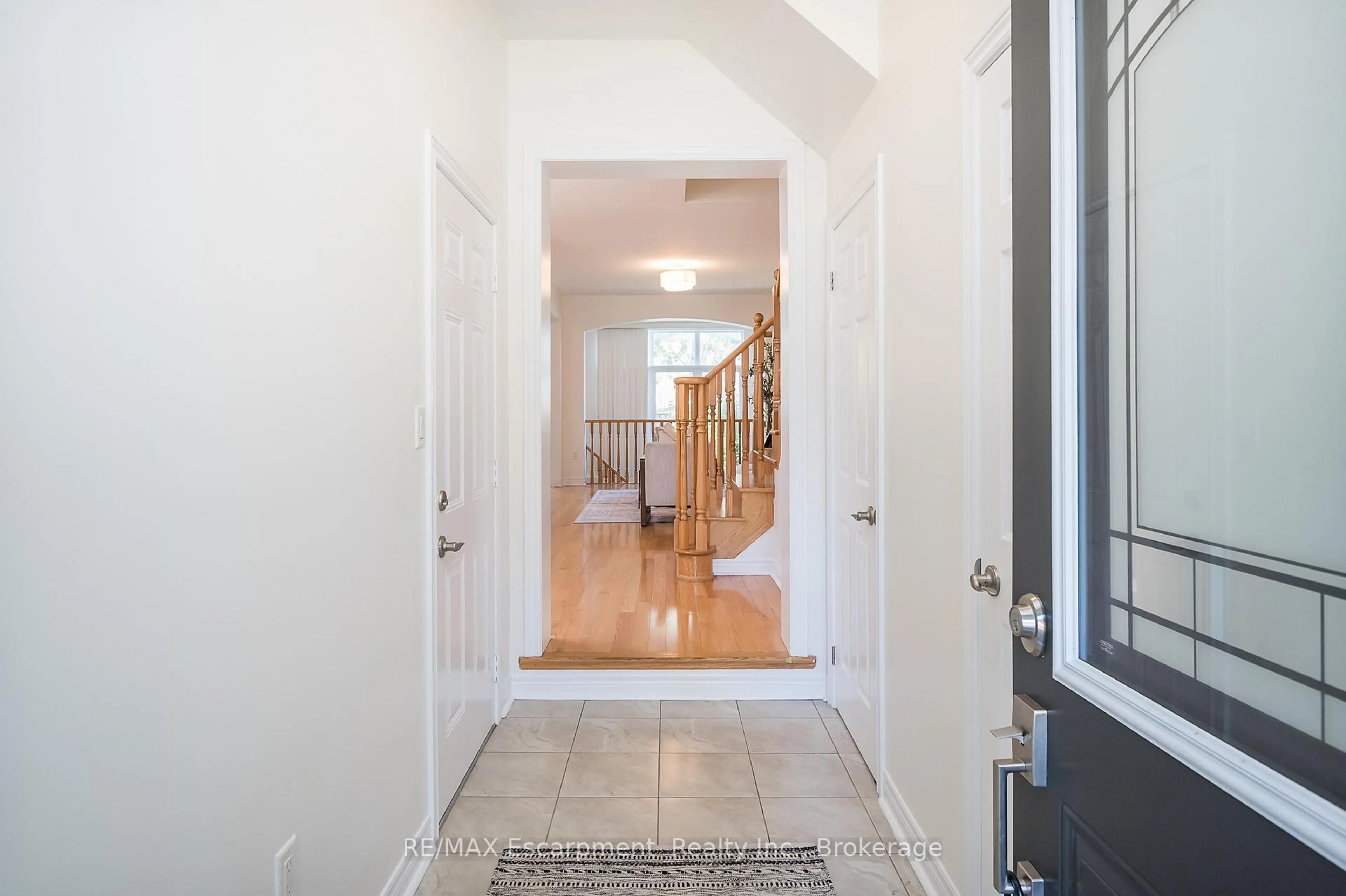 Indoor entryway for 10 Cedarcrest St, Caledon Ontario L7C 3P9