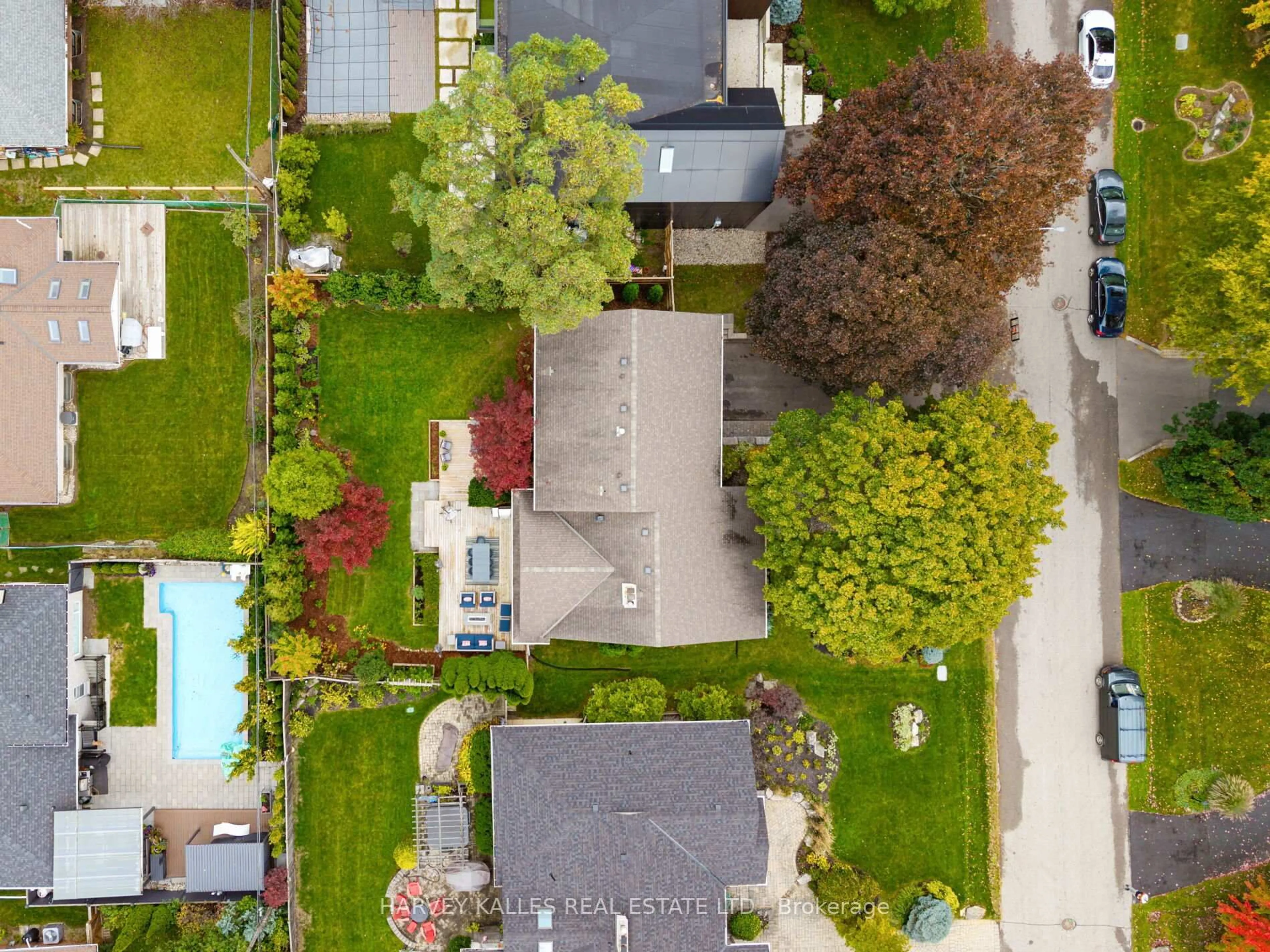 A pic from outside/outdoor area/front of a property/back of a property/a pic from drone, street for 36 Ravensbourne Cres, Toronto Ontario M9A 2A8