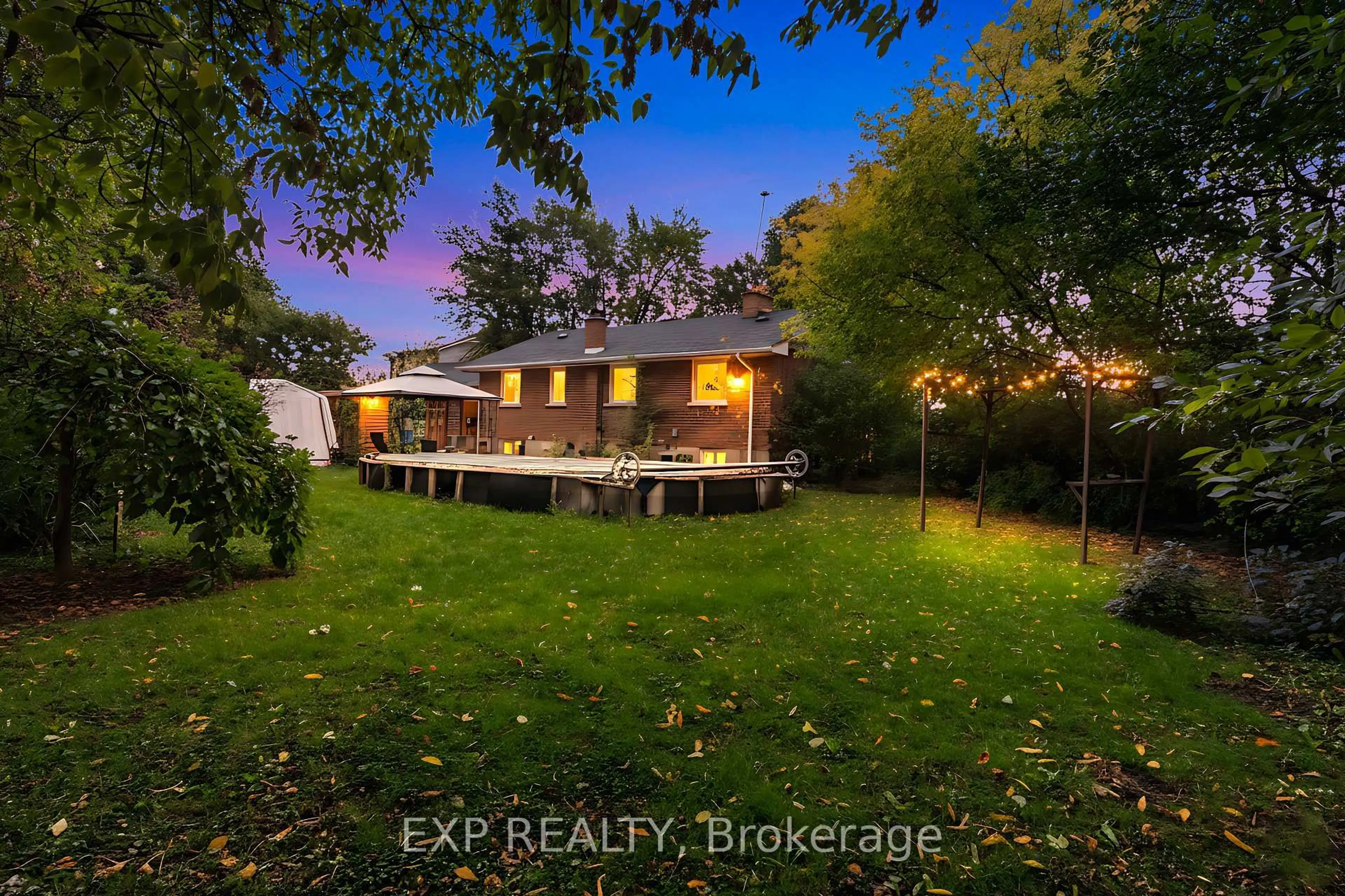A pic from outside/outdoor area/front of a property/back of a property/a pic from drone, water/lake/river/ocean view for 3 Harrow St, Mississauga Ontario L4T 1J2