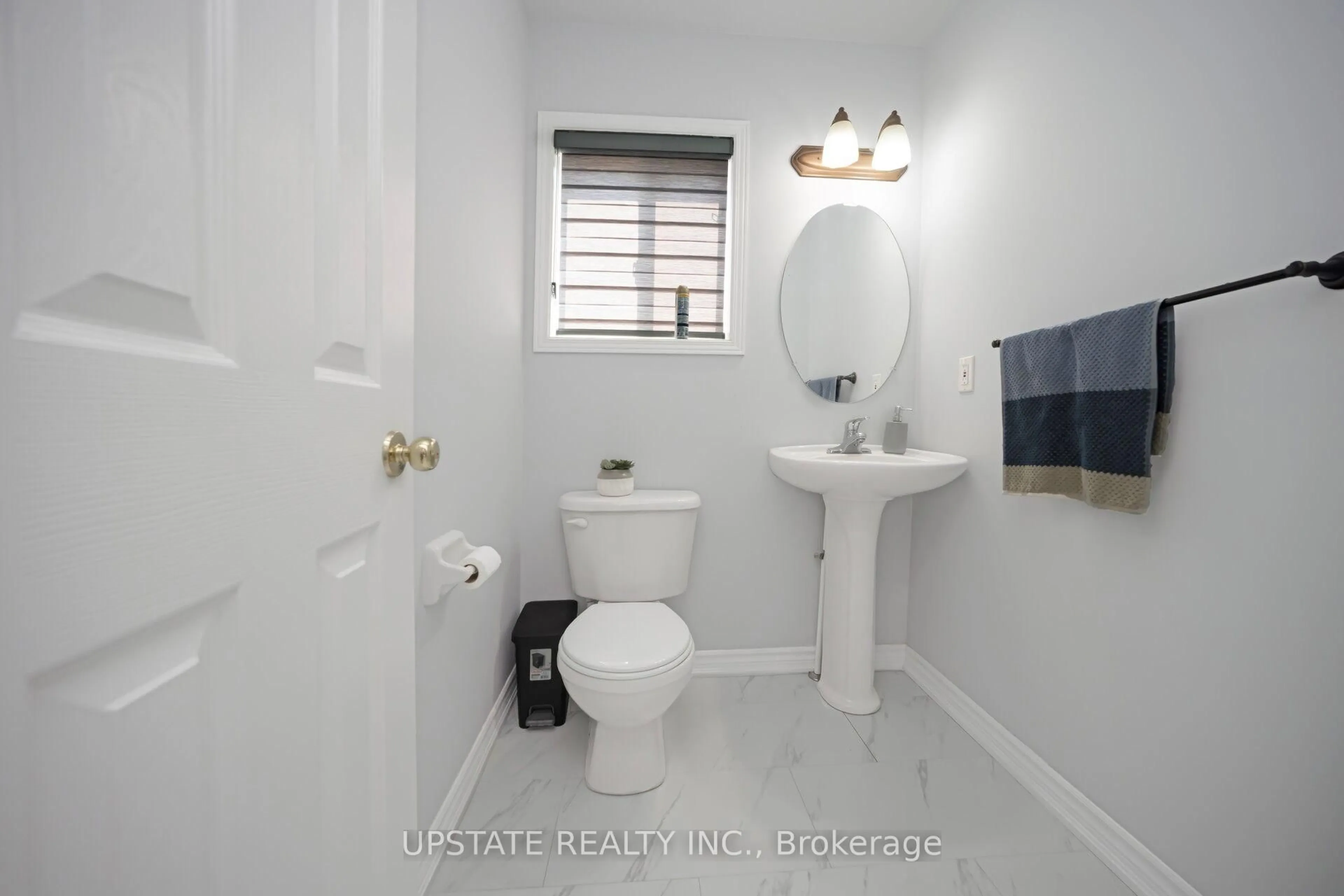 Standard bathroom, ceramic/tile floor for 16 Settlers Rd, Orangeville Ontario L9W 5E3