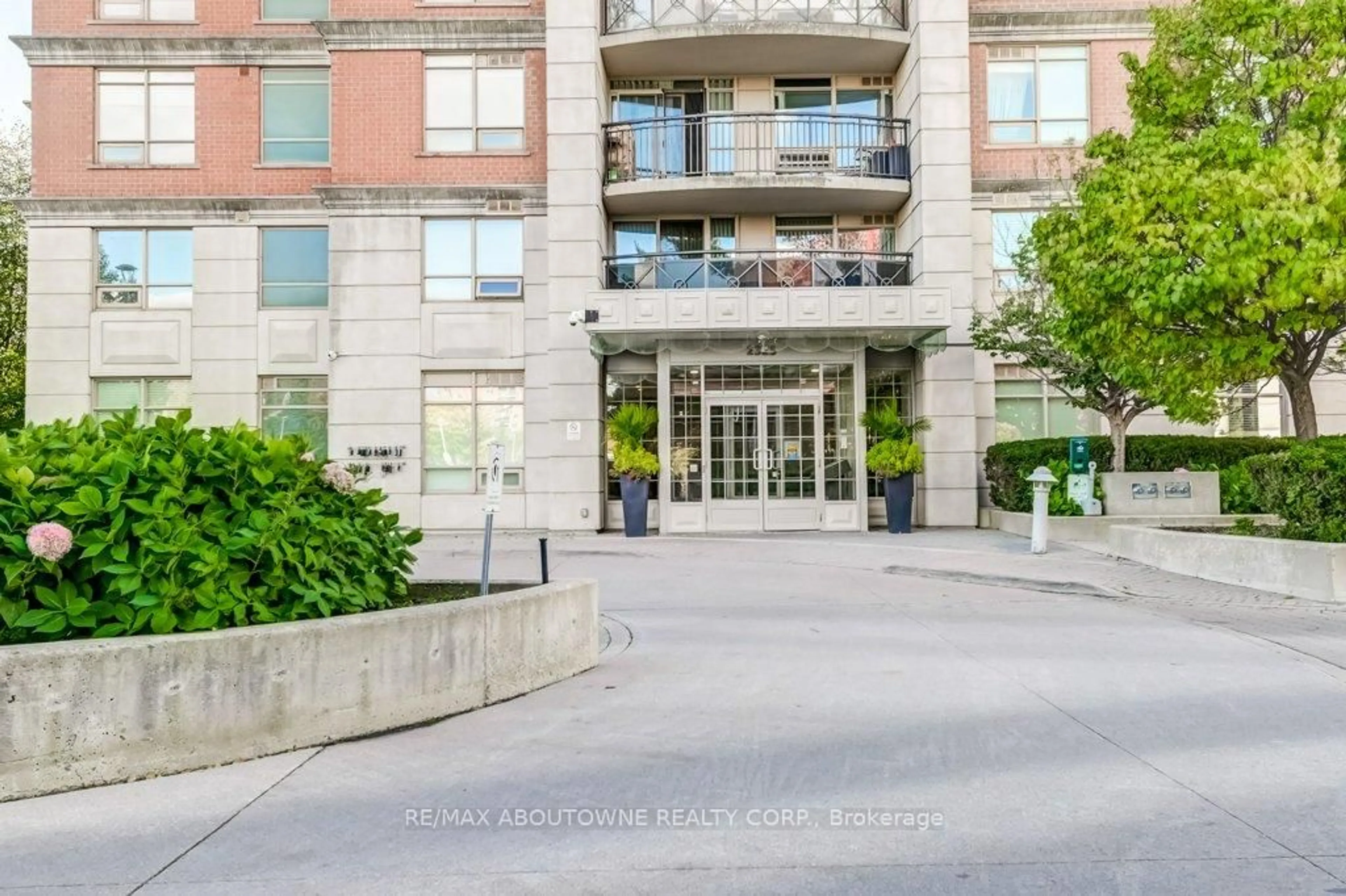 Indoor foyer for 2325 Central Park Dr #405, Oakville Ontario L6H 0E2