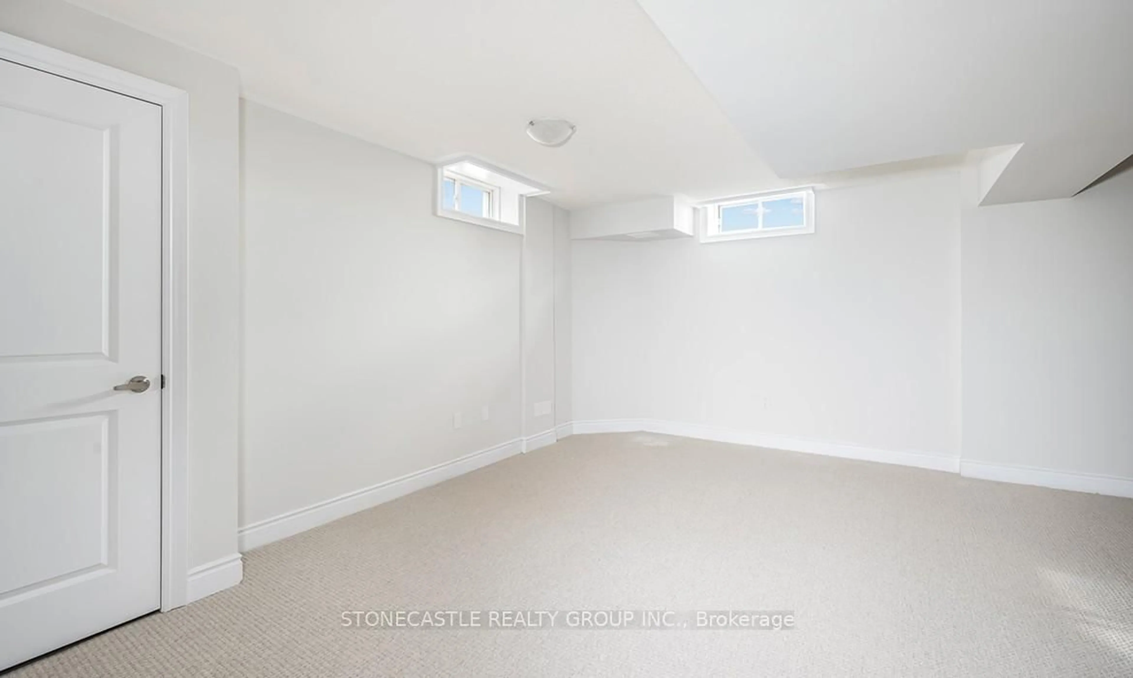 A pic of a room for 1388 Courtleigh Tr, Oakville Ontario L6H 7Y6