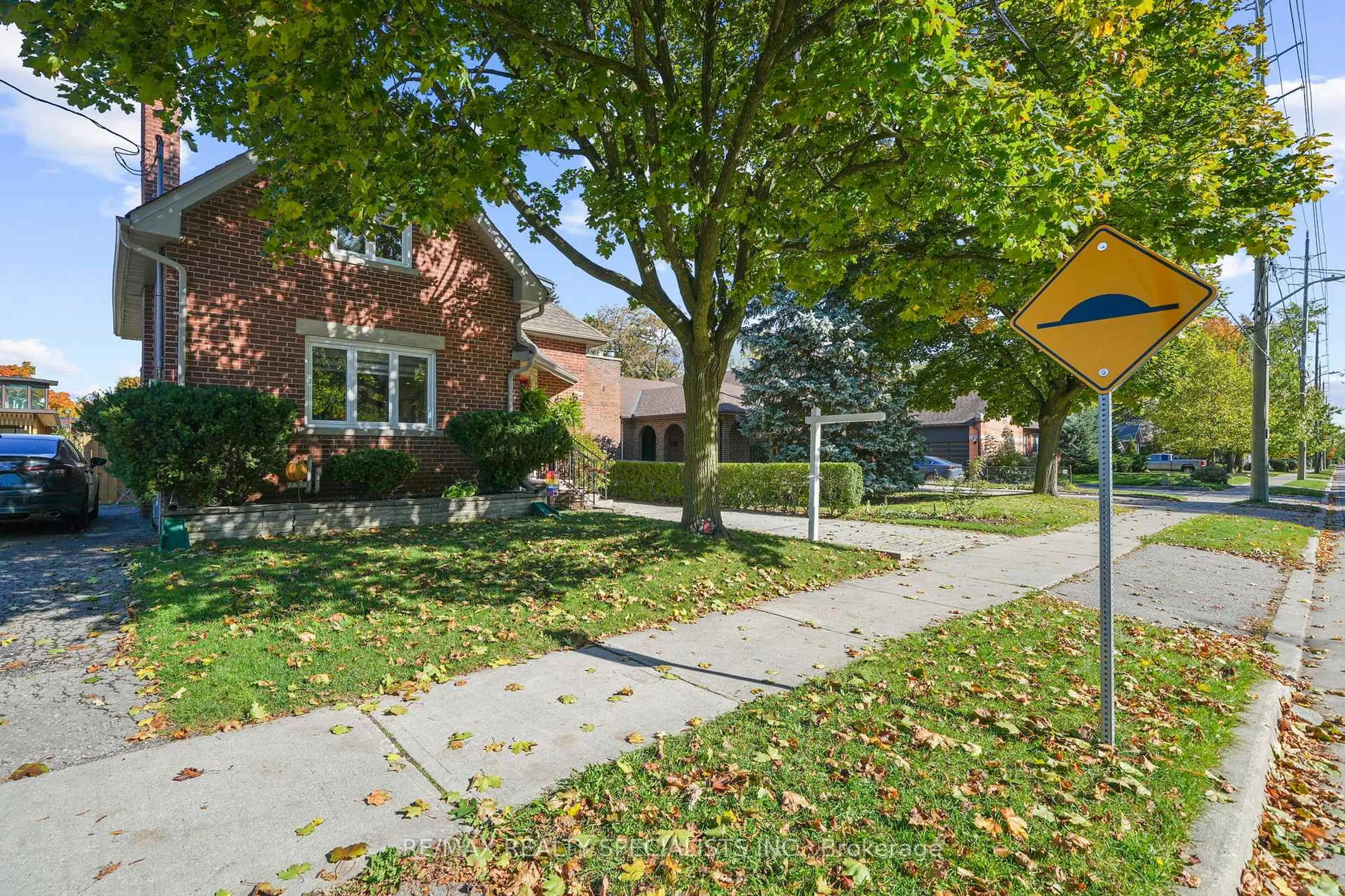 Home with brick exterior material, street for 46 Elizabeth St, Brampton Ontario L6Y 1R1