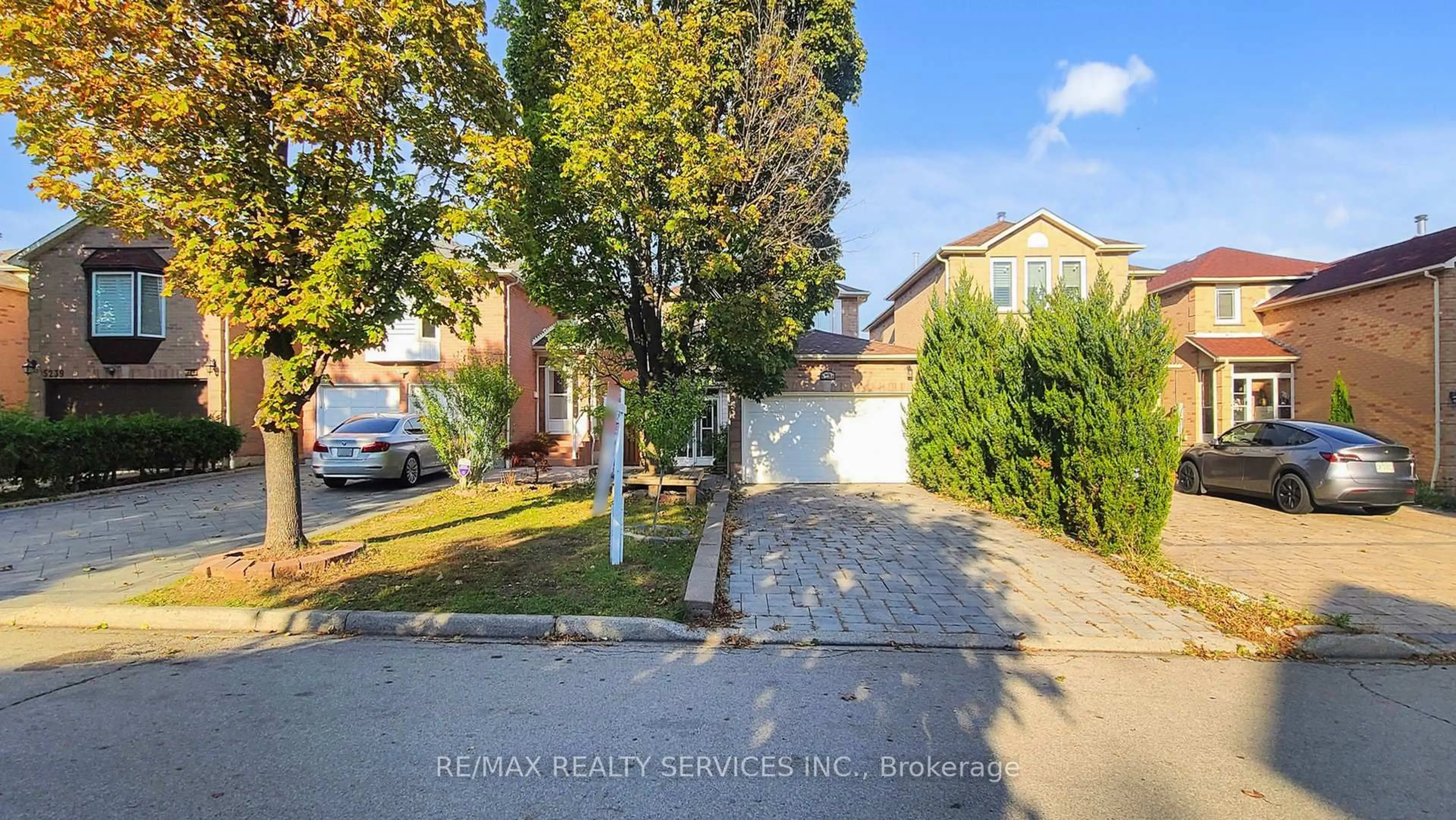 A pic from outside/outdoor area/front of a property/back of a property/a pic from drone, street for 5231 Astwell Ave, Mississauga Ontario L5R 3H8