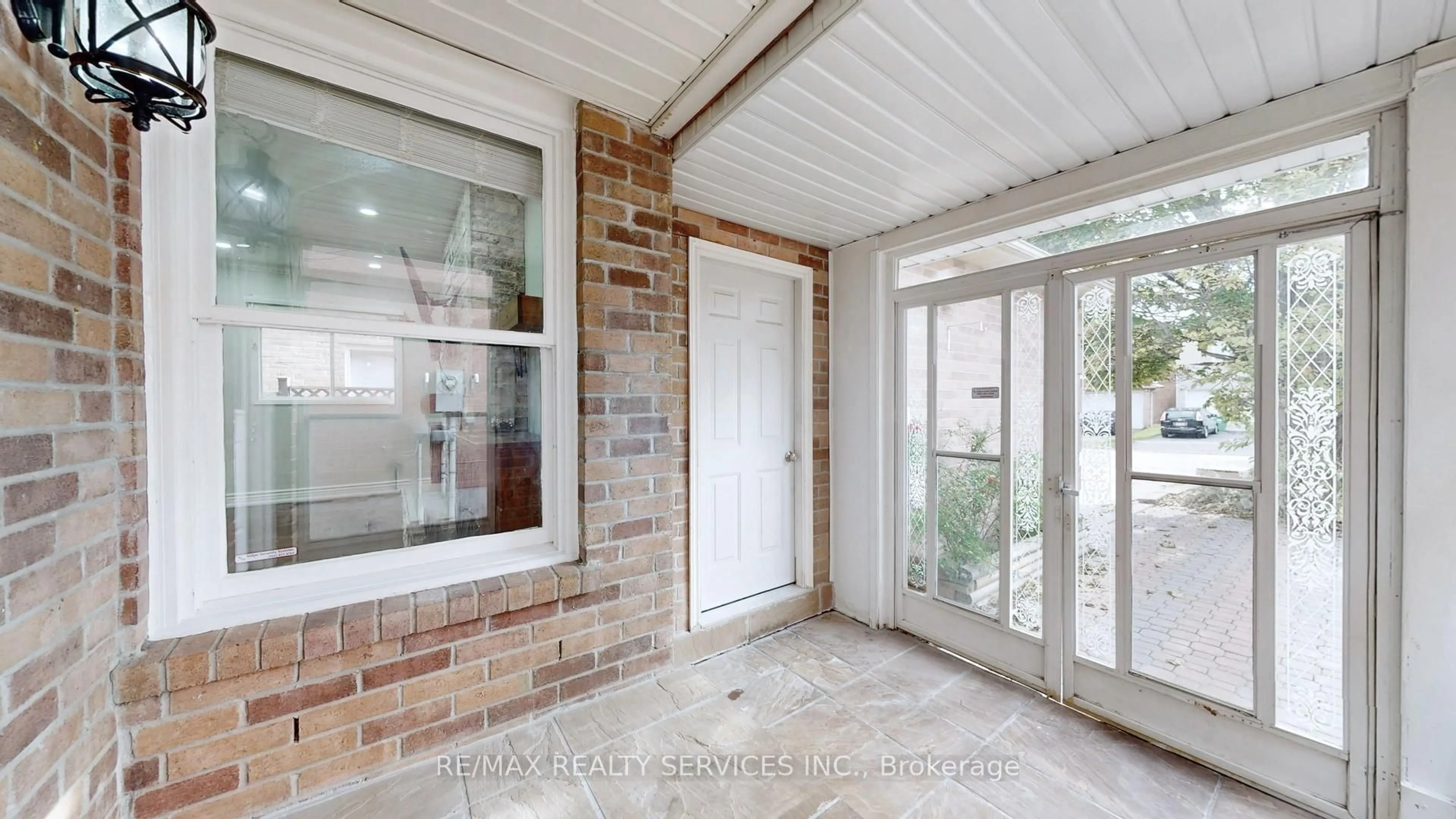 Indoor entryway for 5231 Astwell Ave, Mississauga Ontario L5R 3H8
