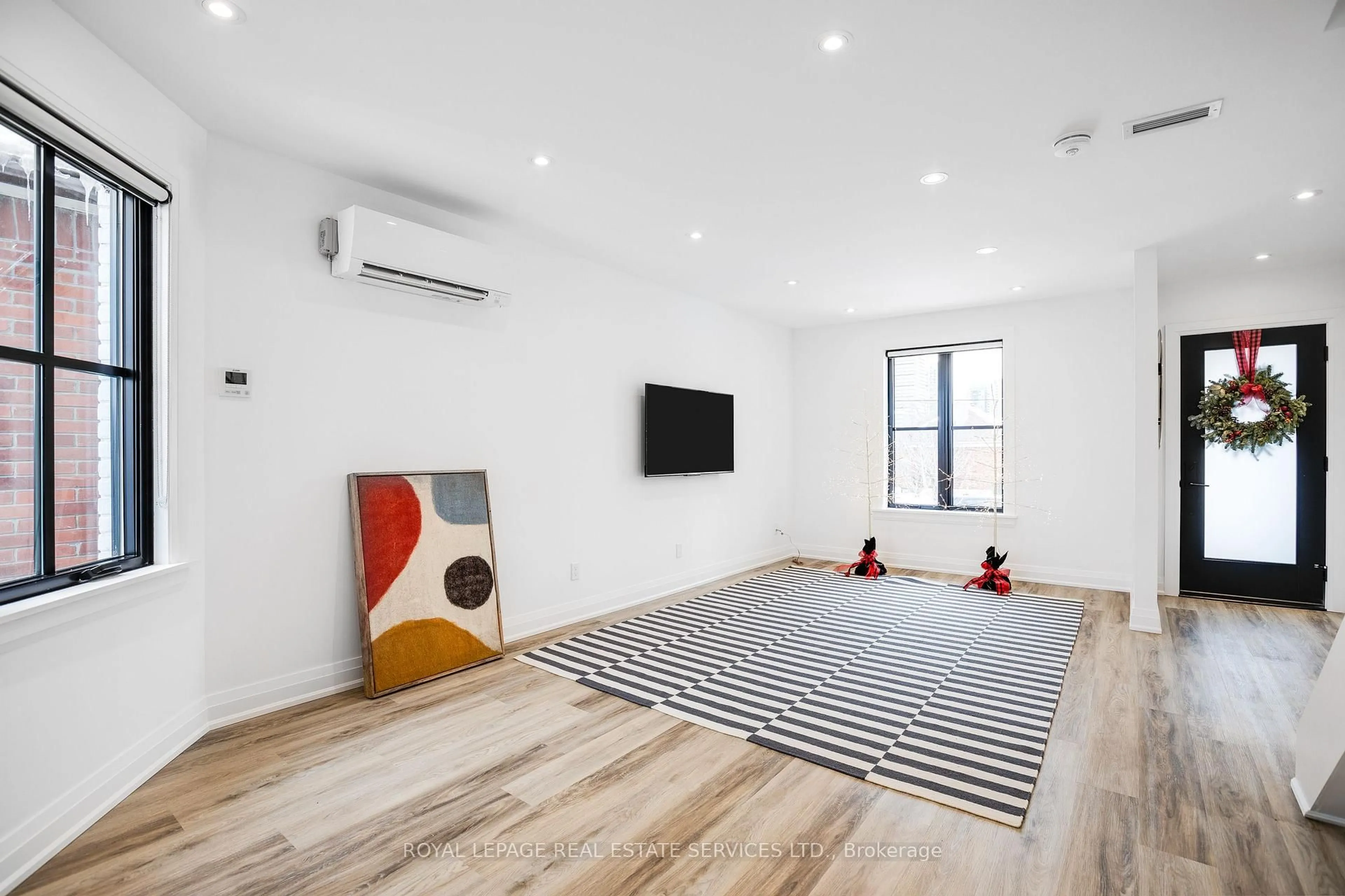 A pic of a room for 18 Milton St, Toronto Ontario M8Y 2X5