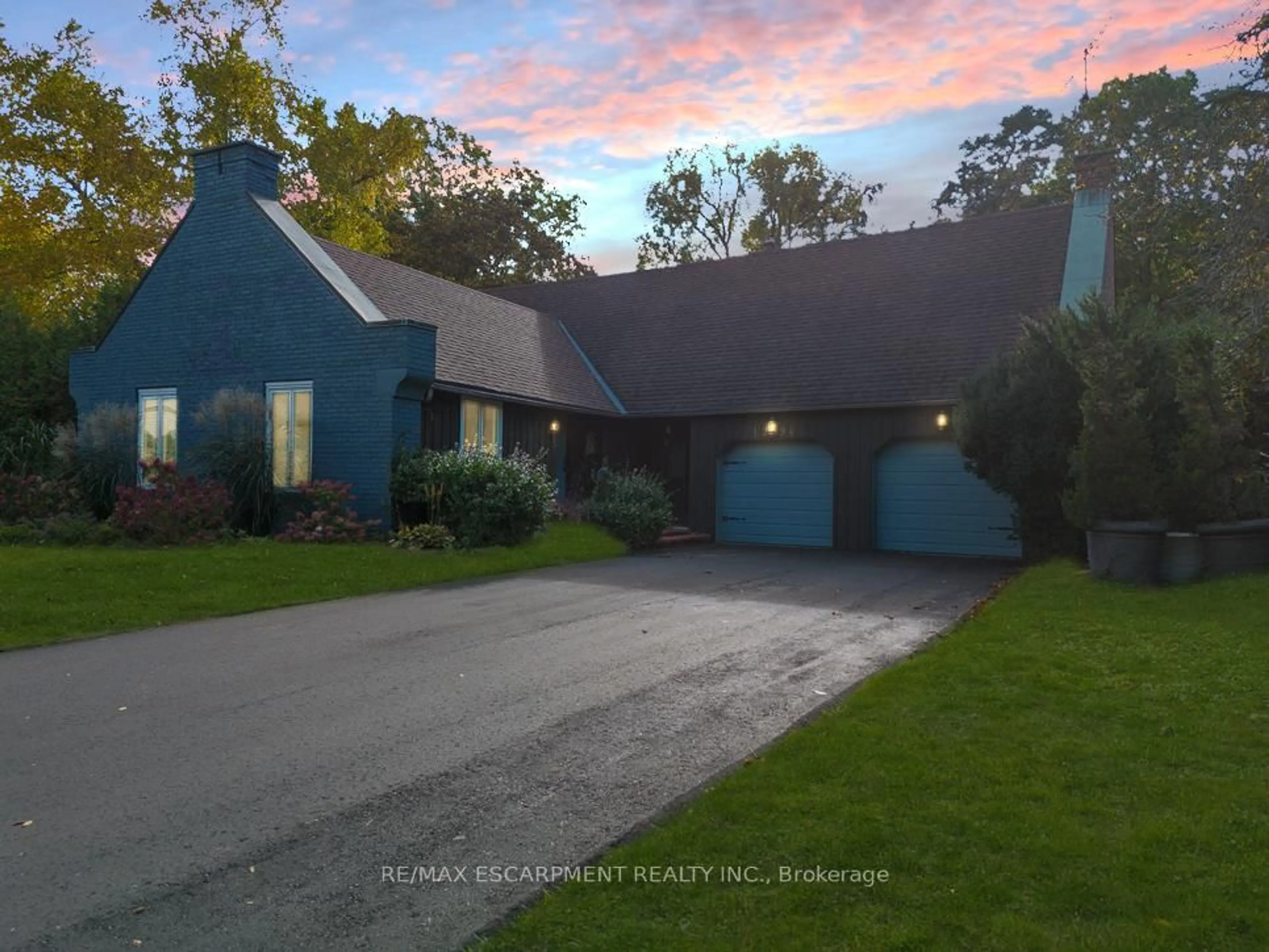 A pic from outside/outdoor area/front of a property/back of a property/a pic from drone, street for 1294 GATEHOUSE Dr, Mississauga Ontario L5H 1A5