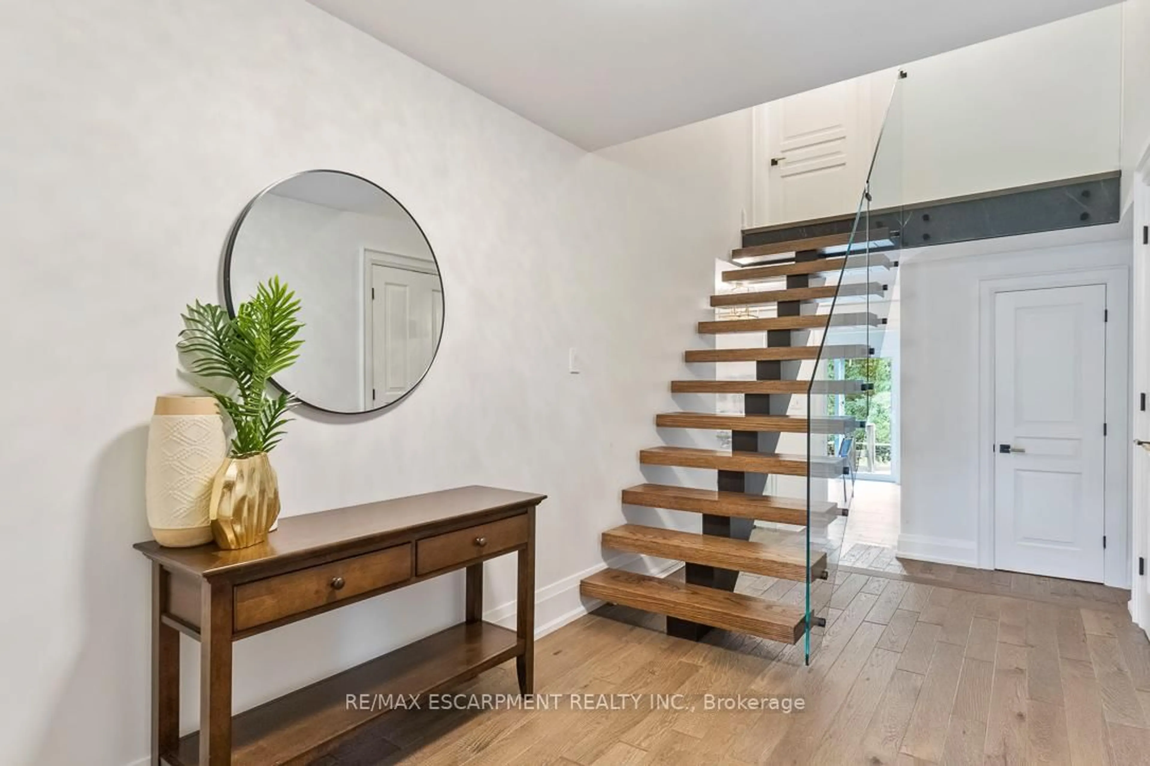 Indoor entryway for 1294 GATEHOUSE Dr, Mississauga Ontario L5H 1A5