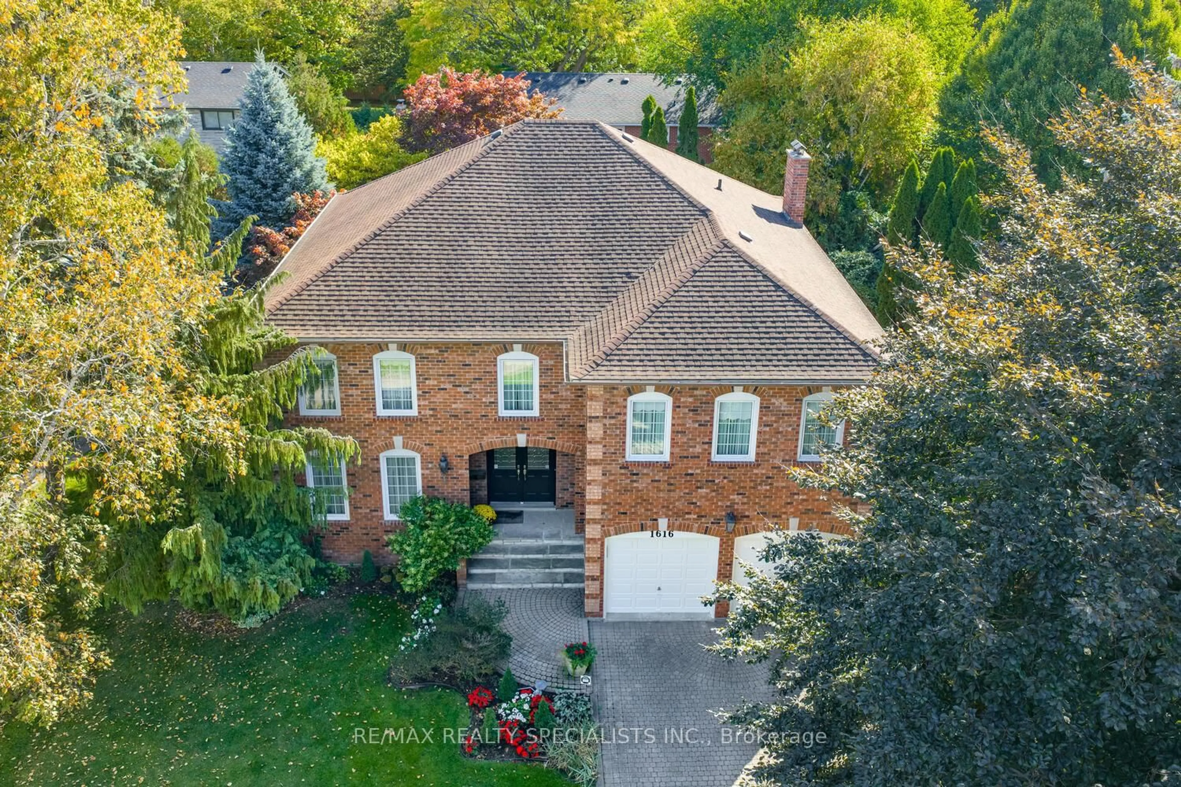 A pic from outside/outdoor area/front of a property/back of a property/a pic from drone, street for 1616 Tipperary Crt, Mississauga Ontario L5H 3Z4