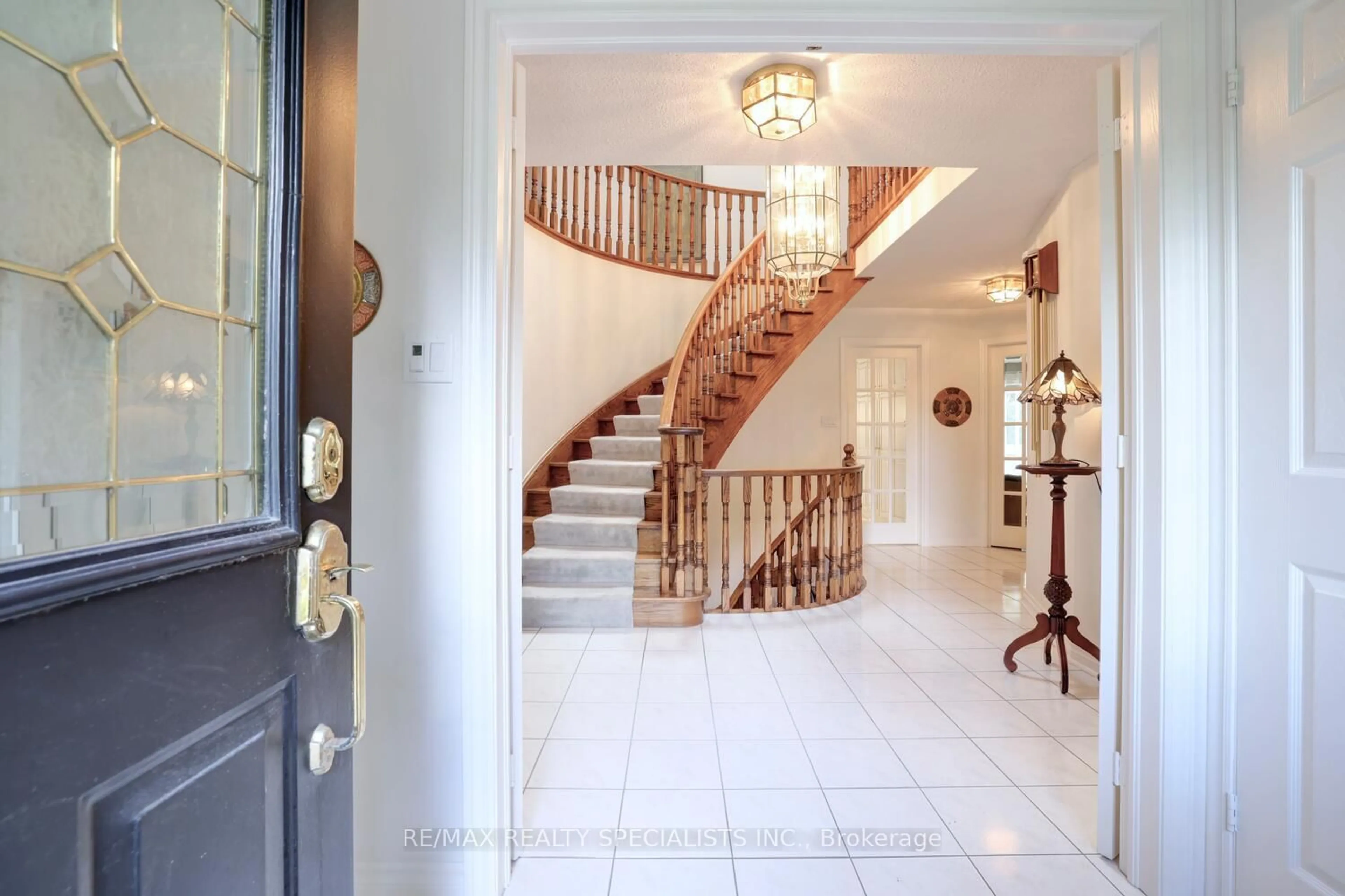 Indoor foyer for 1616 Tipperary Crt, Mississauga Ontario L5H 3Z4