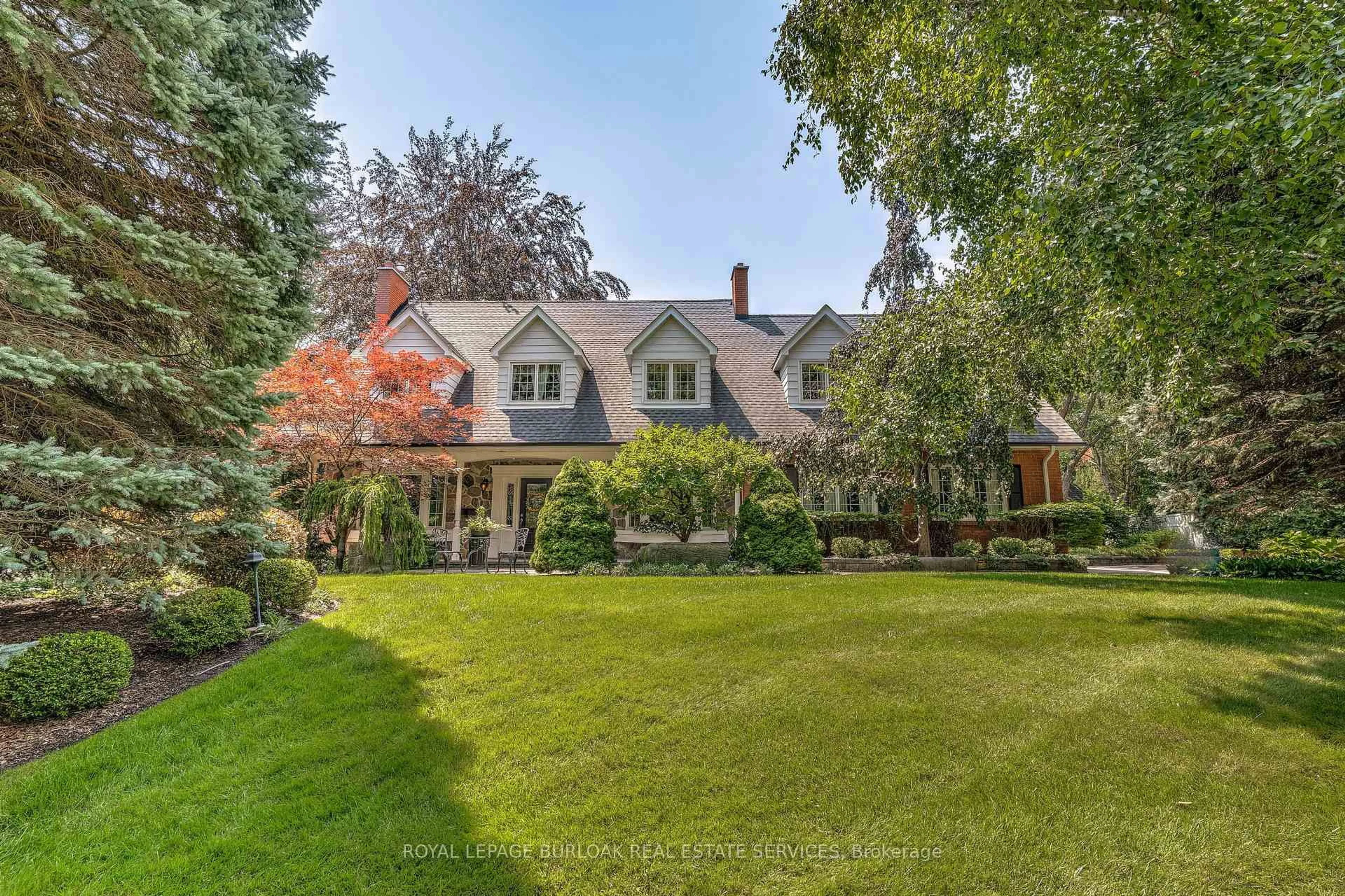 A pic from outside/outdoor area/front of a property/back of a property/a pic from drone, street for 166 Maple Grove Dr, Oakville Ontario L6J 4V1