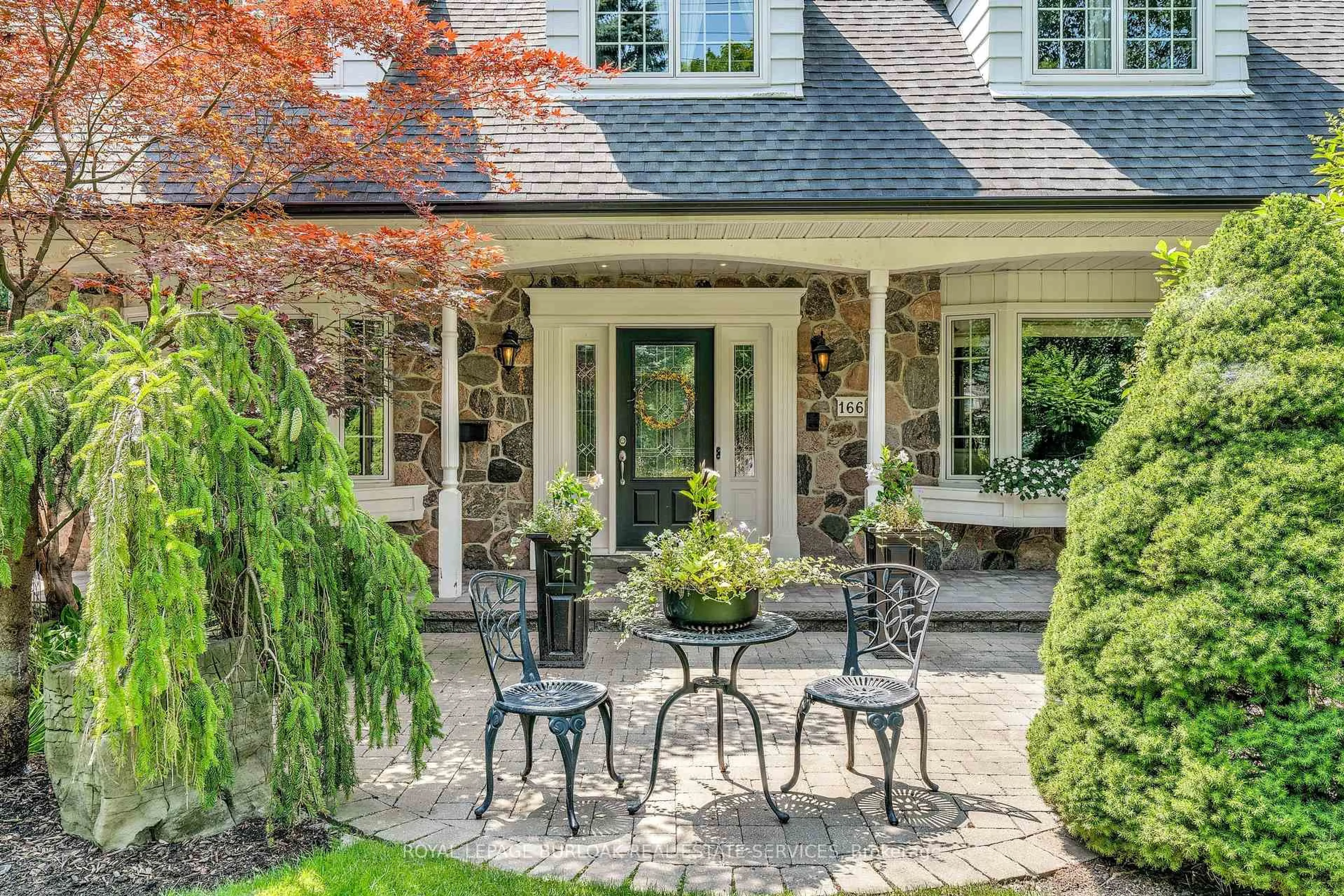 Patio, street for 166 Maple Grove Dr, Oakville Ontario L6J 4V1