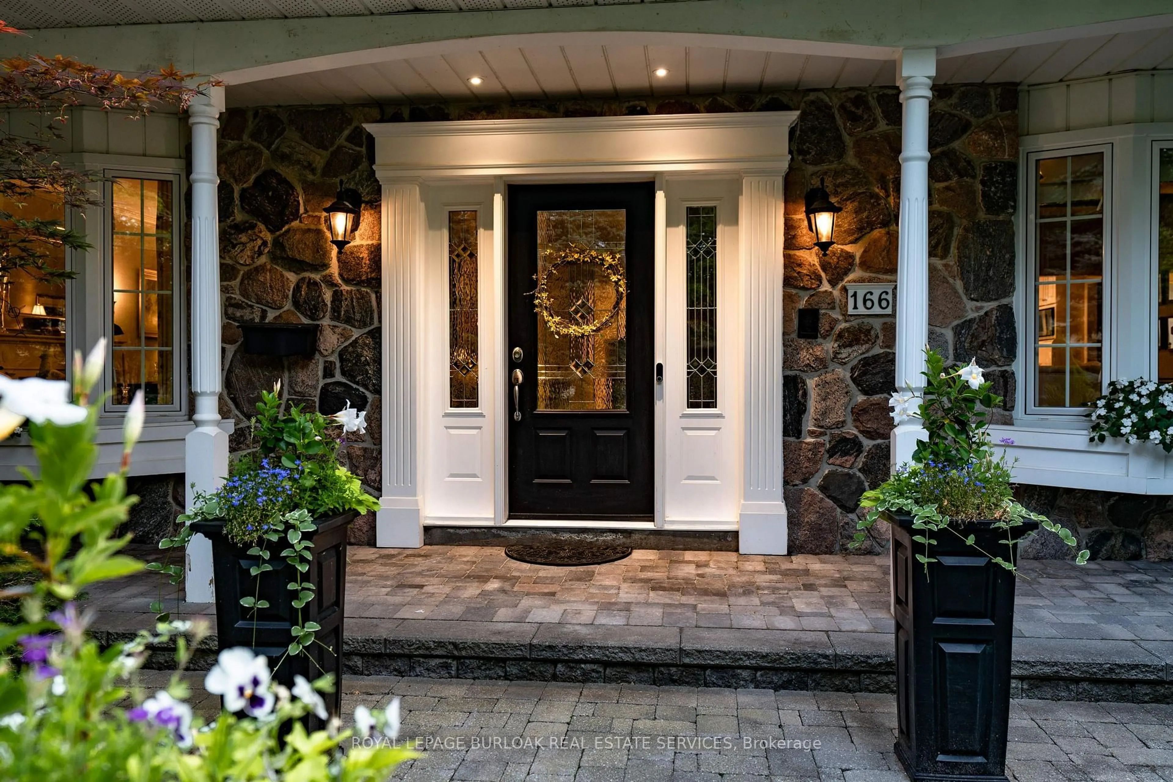 Indoor entryway for 166 Maple Grove Dr, Oakville Ontario L6J 4V1
