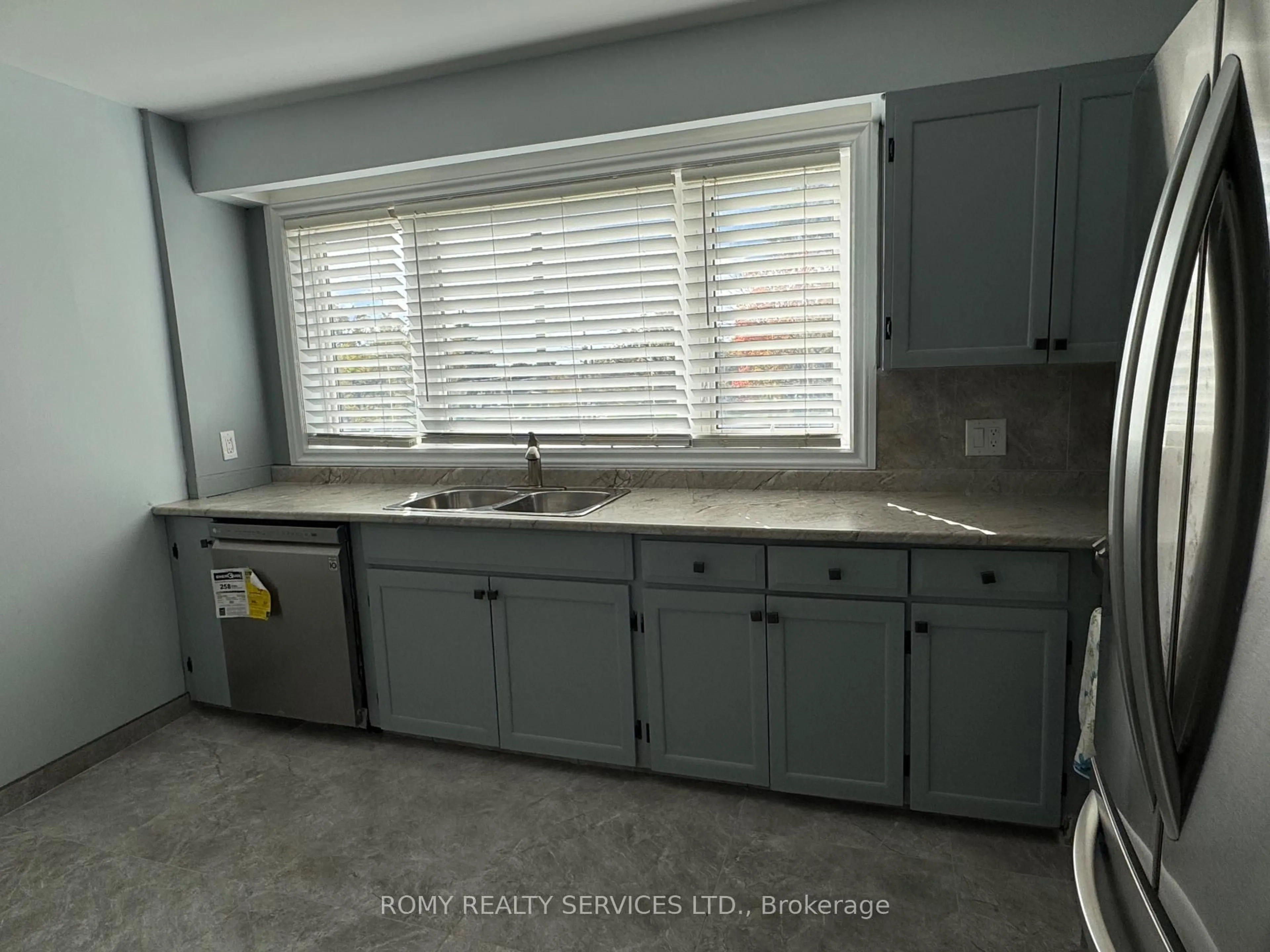 Standard kitchen, ceramic/tile floor for 10 Grandravine Dr #1, Toronto Ontario M3J 1B1