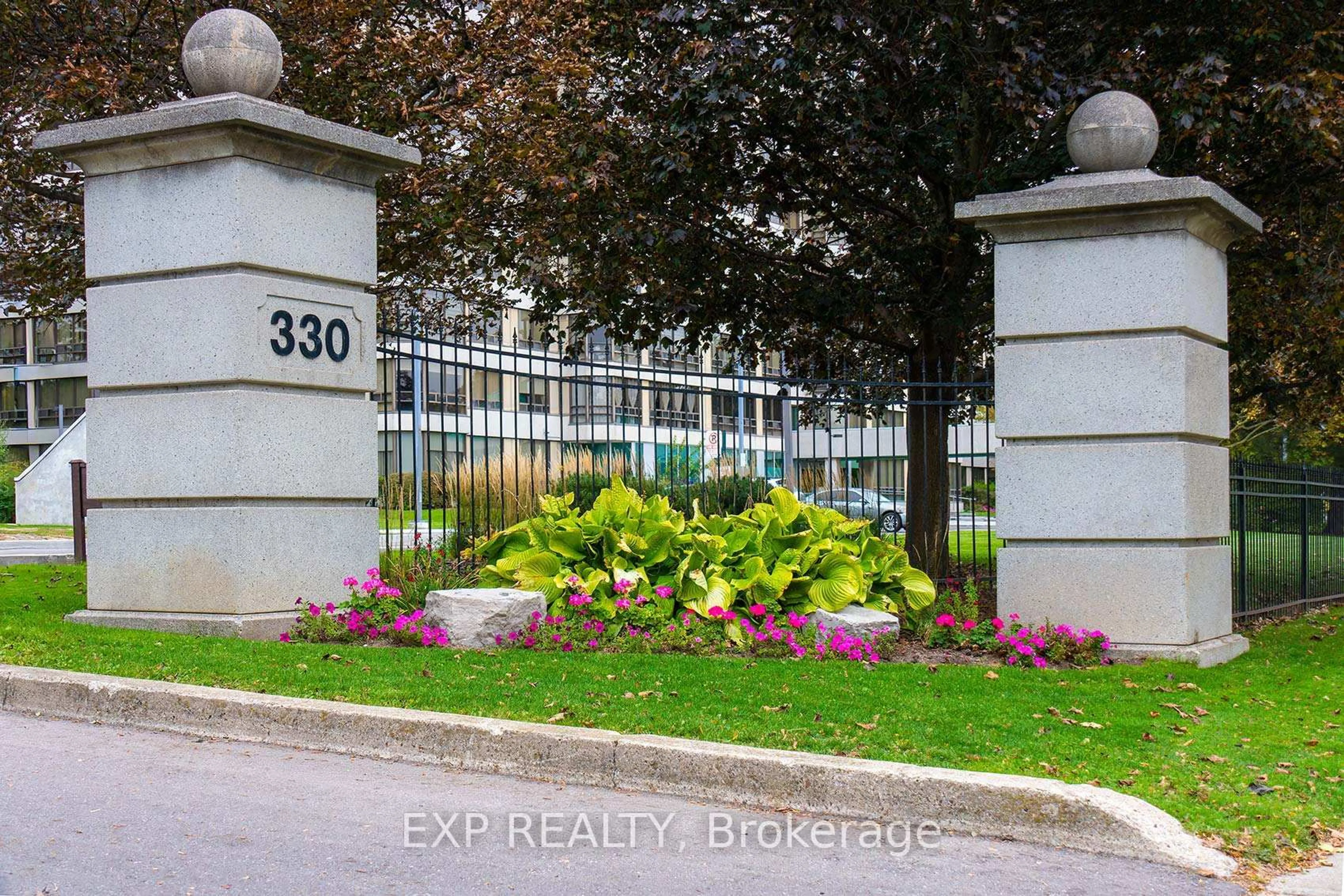 Indoor entryway for 330 Mill St #703, Brampton Ontario L6Y 3V3