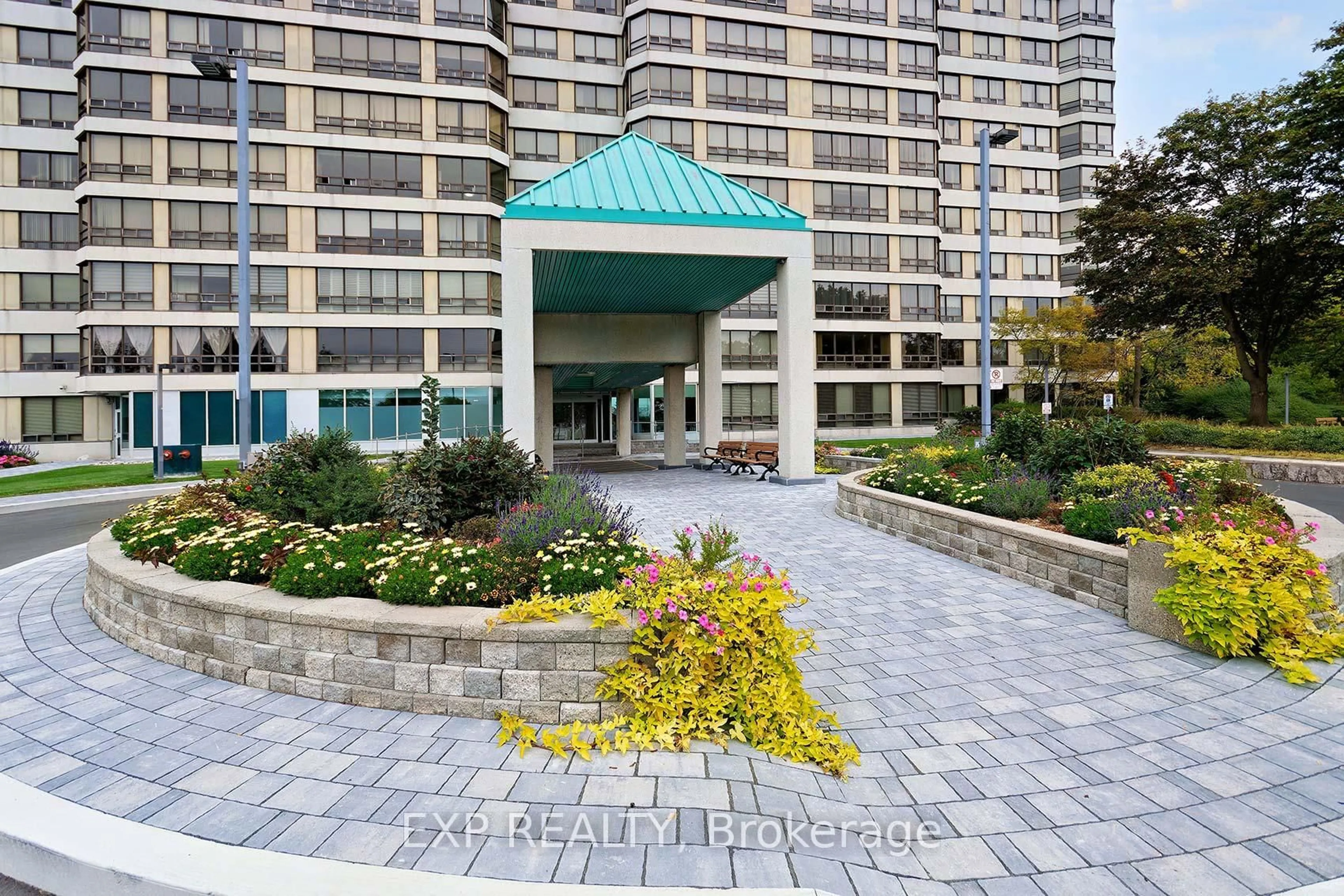 Indoor foyer for 330 Mill St #703, Brampton Ontario L6Y 3V3